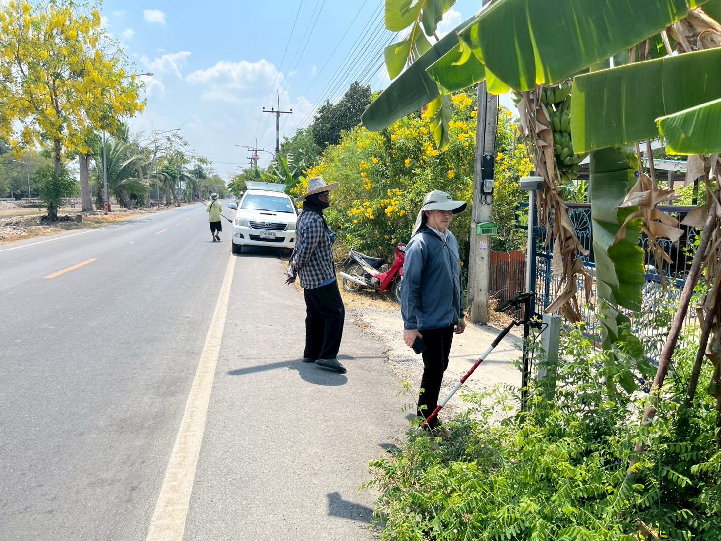 title - นายจักรพงศ์ วรเสฏฐ์ฐากูร นายช่างสำรวจอาวุโส และผู้ช่วยนายช่างสำรวจ ร่วมกับช่างรังวัด สำนักงานที่ดินจังหวัดปทุมธานี สาขาธัญบุรี และเจ้าของแปลงที่ดิน ระวังชี้แนวเขตที่ดินติดกับแนวเขตปฏิรูปที่ดิน ที่ดินตั้งอยู่ตำบลบึงบา อำเภอหนองเสือ จังหวัดปทุมธานี 