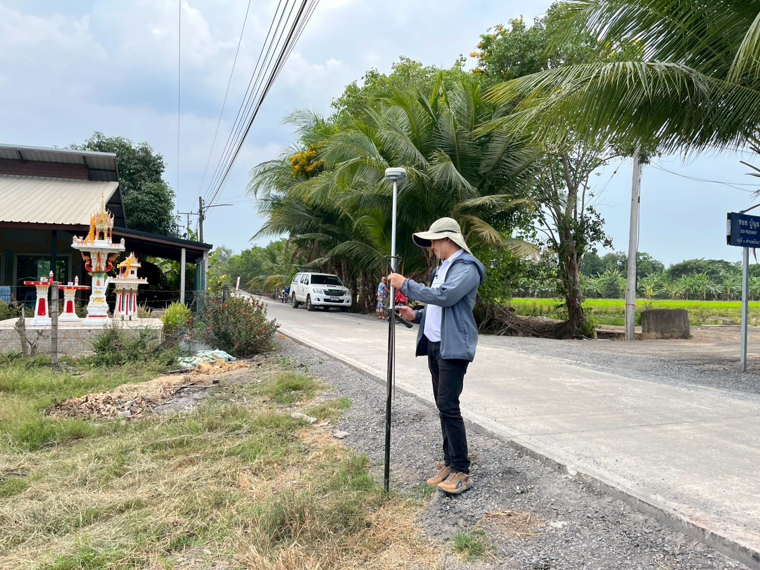 title - นายจักรพงศ์ วรเสฏฐ์ฐากูร นายช่างสำรวจอาวุโส และผู้ช่วยนายช่างสำรวจ ร่วมกับช่างรังวัด สำนักงานที่ดินจังหวัดปทุมธานี สาขาธัญบุรี และเจ้าของแปลงที่ดิน ระวังชี้แนวเขตที่ดินติดกับแนวเขตปฏิรูปที่ดิน ที่ดินตั้งอยู่ตำบลบึงบา อำเภอหนองเสือ จังหวัดปทุมธานี 