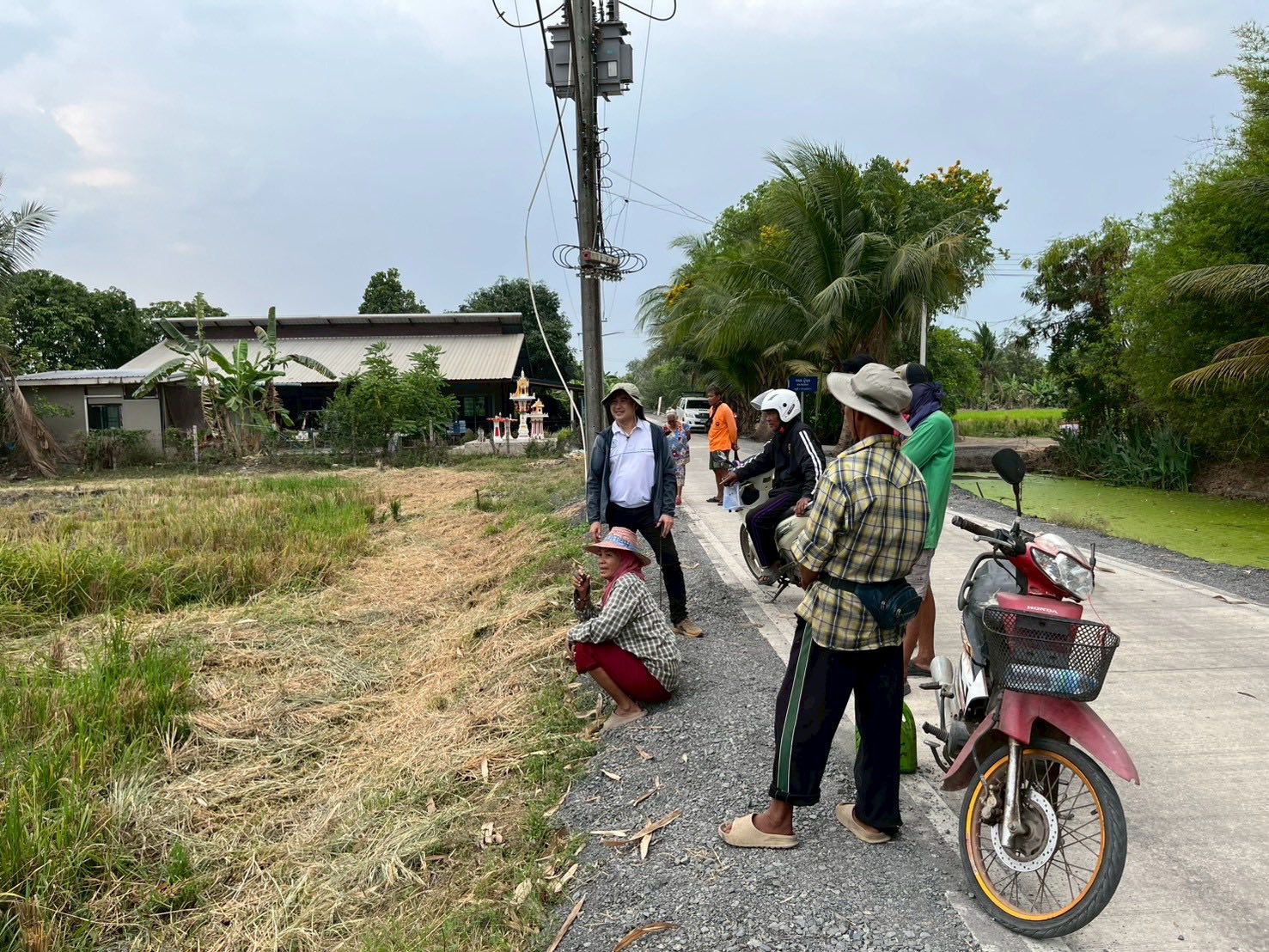 title - นายจักรพงศ์ วรเสฏฐ์ฐากูร นายช่างสำรวจอาวุโส และผู้ช่วยนายช่างสำรวจ ร่วมกับช่างรังวัด สำนักงานที่ดินจังหวัดปทุมธานี สาขาธัญบุรี และเจ้าของแปลงที่ดิน ระวังชี้แนวเขตที่ดินติดกับแนวเขตปฏิรูปที่ดิน ที่ดินตั้งอยู่ตำบลบึงบา อำเภอหนองเสือ จังหวัดปทุมธานี 