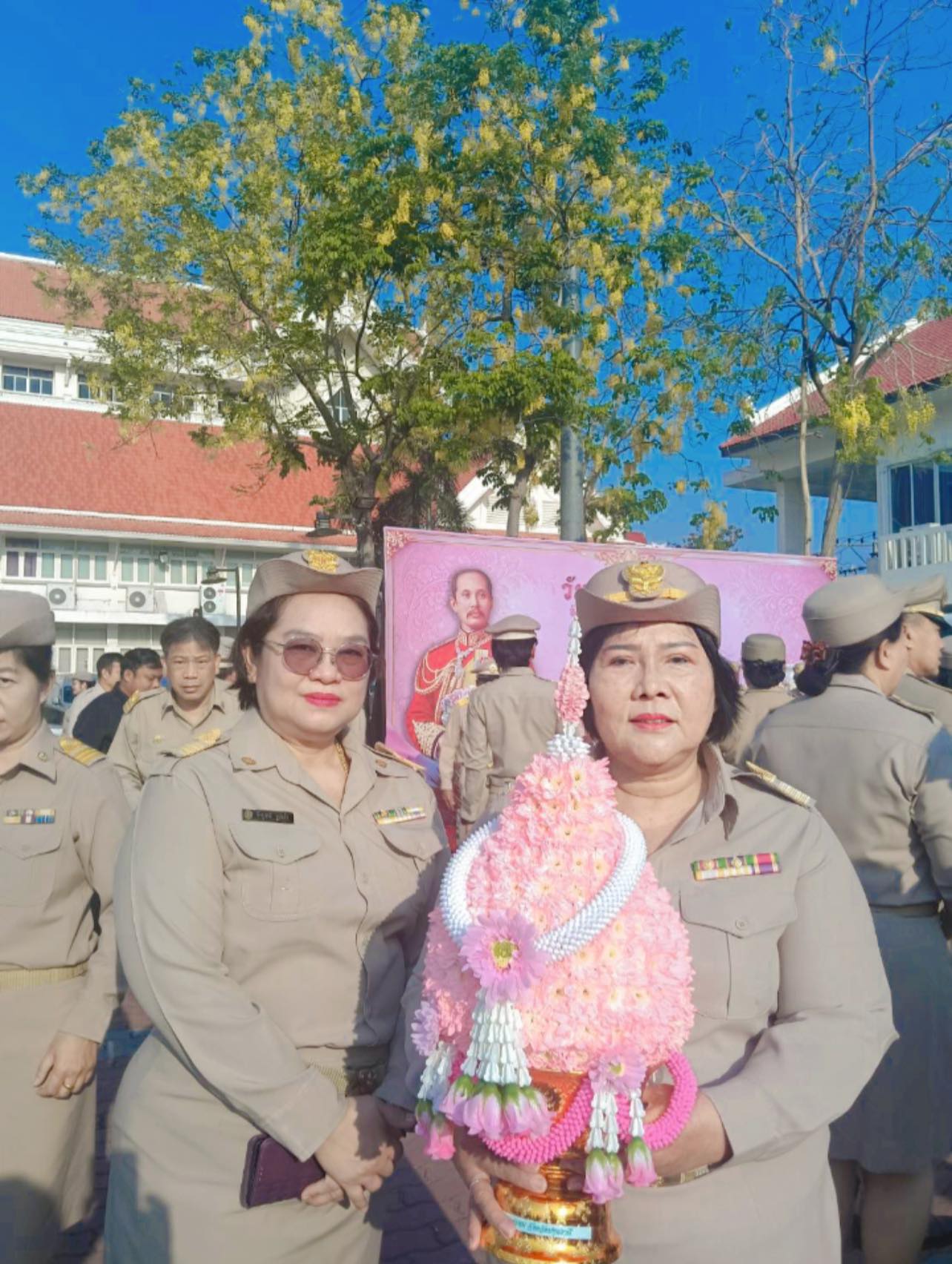 title - ร่วมพิธีถวายราชสักการะ วางพานพุ่มดอกไม้สดและกล่าวถวายราชสดุดี น้อมรำลึกในพระมหากรุณาธิคุณพระบาทสมเด็จพระจุลจอมเกล้าเจ้าอยู่หัว เนื่องในวันท้องถิ่นไทย ประจำปี 2569 ณ ลานอนุสาวรีย์พระบาทสมเด็จพระจุลจอมเกล้าเจ้าอยู่หัว รัชกาลที่ 5 