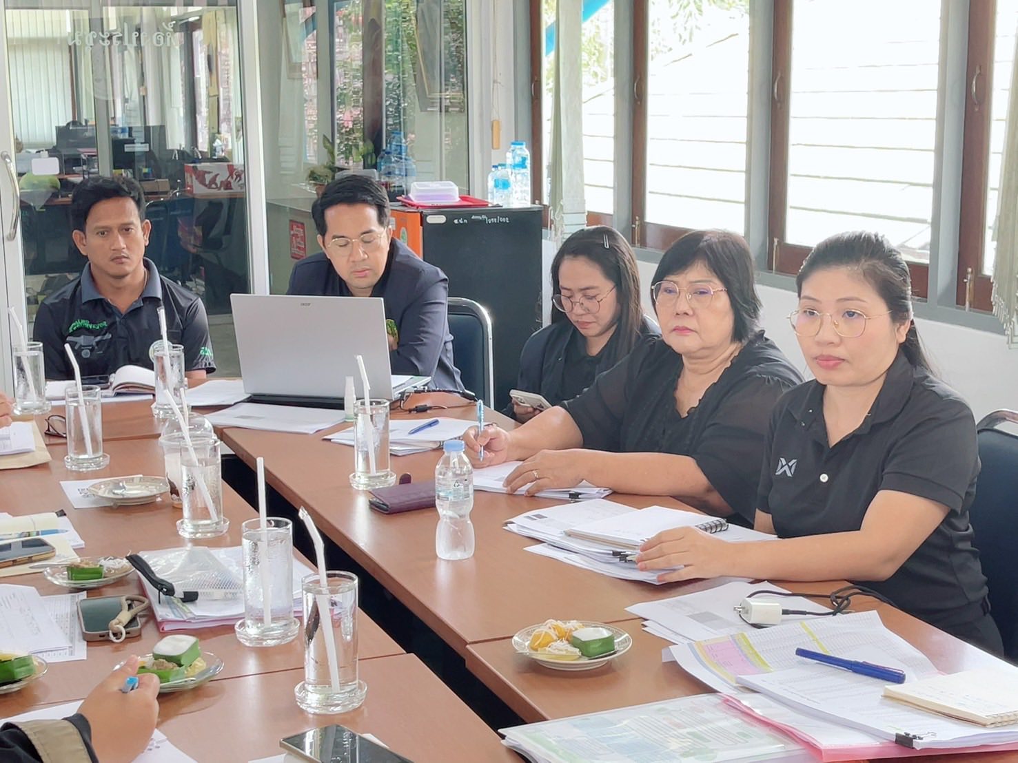 title - นางสาวฐิติมา วัฒนจัง ปฏิรูปที่ดินจังหวัดปทุมธานี พร้อมด้วย ผอ.กลุ่มการเงิน ผอ.กลุ่มยุทธศาสตร์ฯ￼ รษก.ผอ.กลุ่มกฎหมาย และเจ้าหน้าที่ ส.ป.ก.ปทุมธานี ร่วมประชุมกำหนดวางแผนงานกิจกรรมจัดที่ดินเอกชนและกิจกรรมจัดที่ดินเอกชน 7 กิจกรรมเพื่อบริหารจัดการที่ดินเอกชน