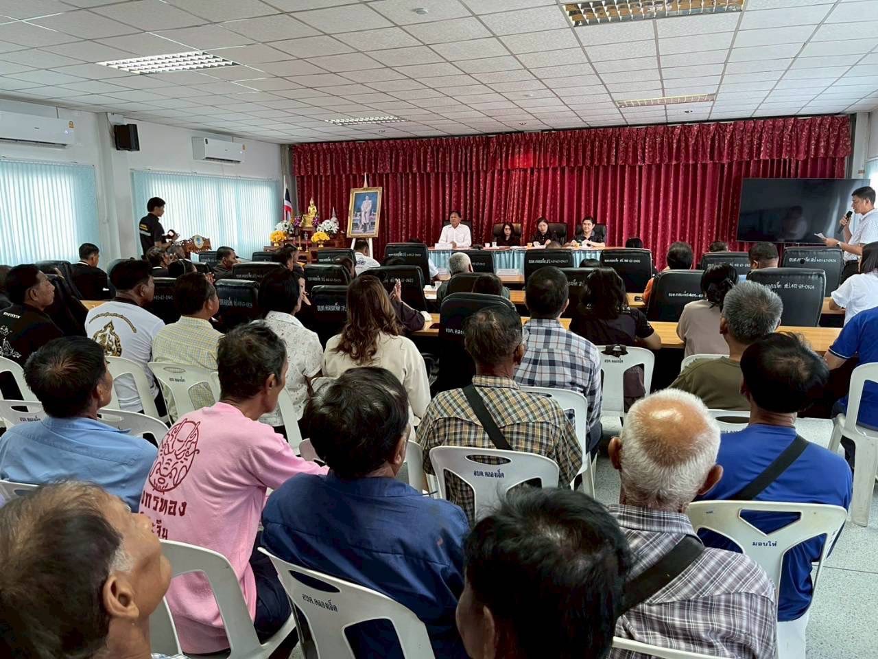 title - นางสาวฐิติมา วัฒนจัง ปฏิรูปที่ดินจังหวัดปทุมธานี มอบหมายให้ นางกรรณิการ์ พิชยเมธพนธ์ รษก.ผู้อำนวยการกลุ่มกฎหมาย￼ นายจักรพงศ์ วรเสฏฐ์ฐากูร ผู้อำนวยการกลุ่มงานช่าง และนางสาวอุบลรัต จันทร์ไพศรี พนักงานราชการกลุ่มการเงินฯ ชี้แจงระเบียบข้อกฎหมาย การใช้ประโยชน์ในที่ดิน ส.ป.ก.