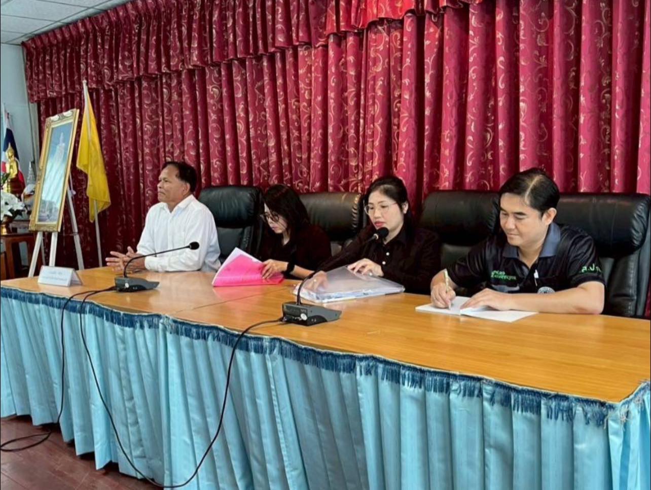 title - นางสาวฐิติมา วัฒนจัง ปฏิรูปที่ดินจังหวัดปทุมธานี มอบหมายให้ นางกรรณิการ์ พิชยเมธพนธ์ รษก.ผู้อำนวยการกลุ่มกฎหมาย￼ นายจักรพงศ์ วรเสฏฐ์ฐากูร ผู้อำนวยการกลุ่มงานช่าง และนางสาวอุบลรัต จันทร์ไพศรี พนักงานราชการกลุ่มการเงินฯ ชี้แจงระเบียบข้อกฎหมาย การใช้ประโยชน์ในที่ดิน ส.ป.ก.