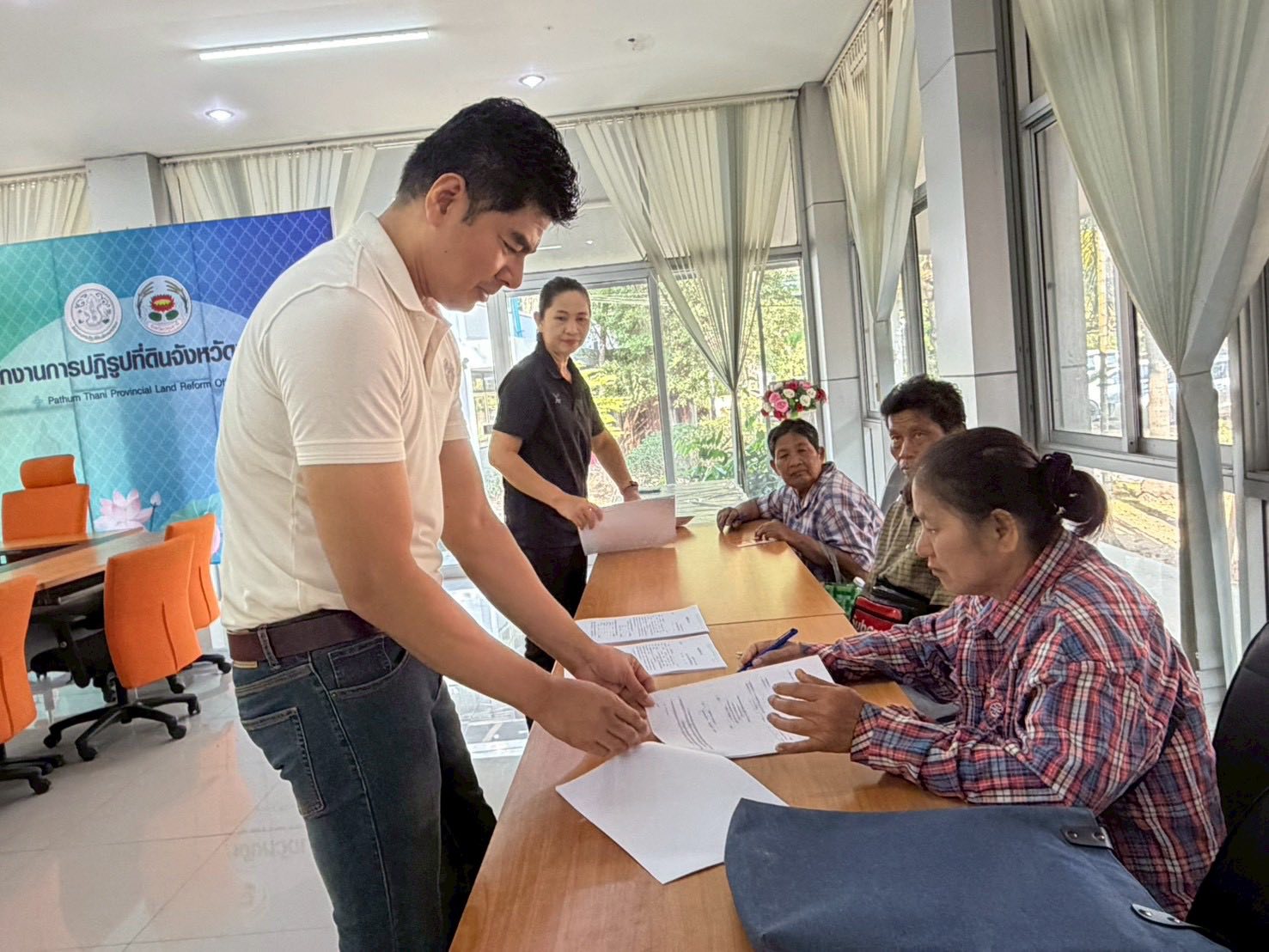 title - กลุ่มการเงินบัญชีและจัดเก็บผลประโยชน์ สำนักงานการปฏิรูปที่ดินจังหวัดปทุมธานี ปล่อยสินเชื่อเงินกองทุนการปฏิรูปที่ดินฯ ให้แก่เกษตรกรในเขตปฏิรูปที่ดิน ตำบลคลองหก อำเภอคลองหลวง และ ตำบลบึงชำอ้อ อำเภอหนองเสือ จังหวัดปทุมธานี จำนวน 10 ราย