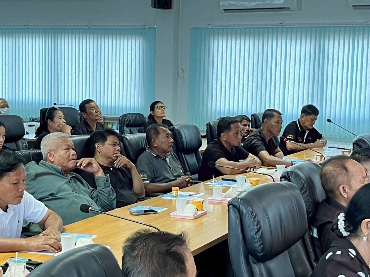 title - นางสาวฐิติมา วัฒนจัง ปฏิรูปที่ดินจังหวัดปทุมธานี มอบหมายให้ นางกรรณิการ์ พิชยเมธพนธ์ รษก.ผู้อำนวยการกลุ่มกฎหมาย￼ นายจักรพงศ์ วรเสฏฐ์ฐากูร ผู้อำนวยการกลุ่มงานช่าง และนางสาวอุบลรัต จันทร์ไพศรี พนักงานราชการกลุ่มการเงินฯ ชี้แจงระเบียบข้อกฎหมาย การใช้ประโยชน์ในที่ดิน ส.ป.ก.