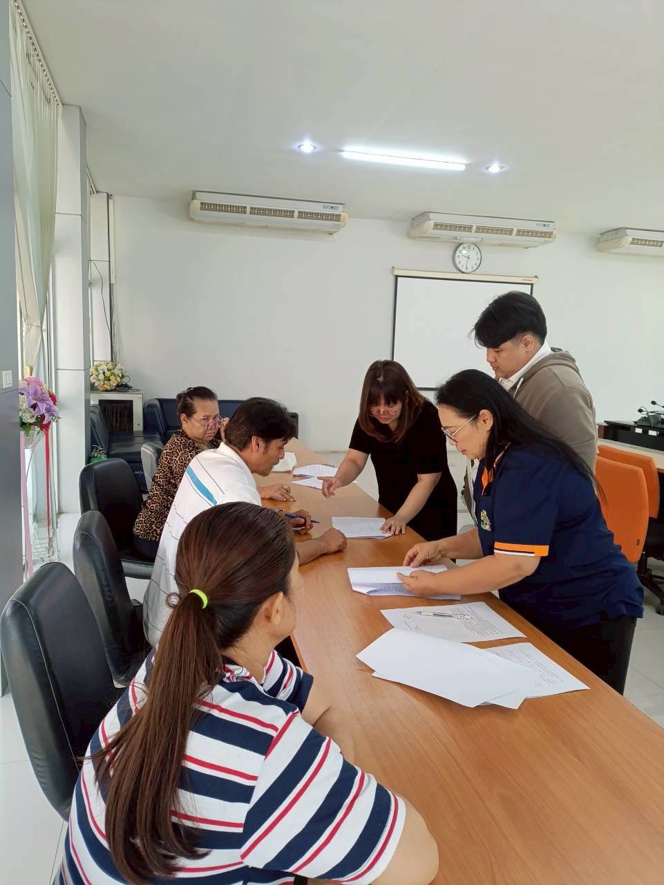 title - กลุ่มการเงินบัญชีและจัดเก็บผลประโยชน์ สำนักงานการปฏิรูปที่ดินจังหวัดปทุมธานี ปล่อยสินเชื่อเงินกองทุนการปฏิรูปที่ดินฯ ให้แก่เกษตรกรในเขตปฏิรูปที่ดิน ตำบลคลองหก อำเภอคลองหลวง และ ตำบลบึงชำอ้อ อำเภอหนองเสือ จังหวัดปทุมธานี จำนวน 10 ราย