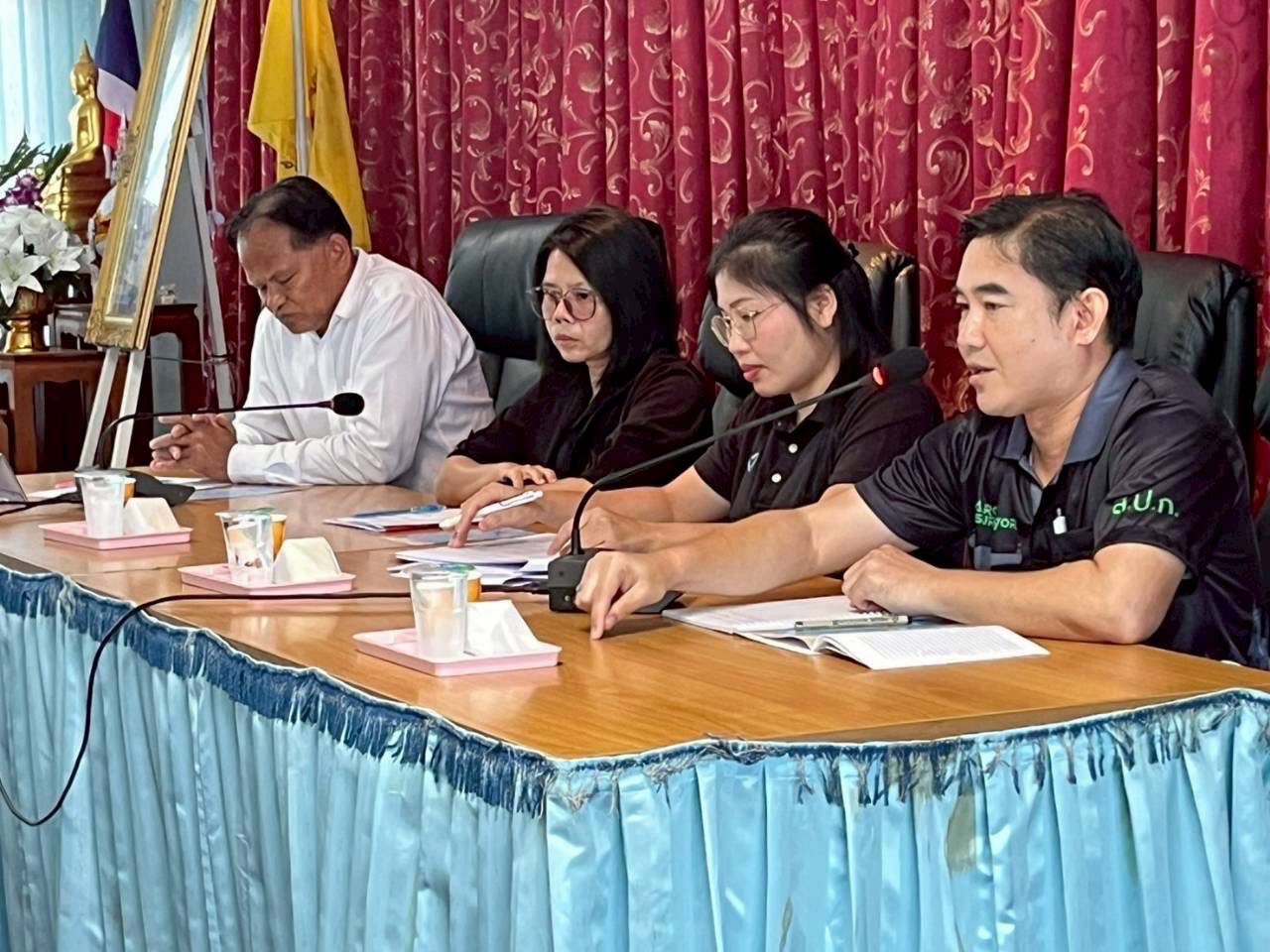 title - นางสาวฐิติมา วัฒนจัง ปฏิรูปที่ดินจังหวัดปทุมธานี มอบหมายให้ นางกรรณิการ์ พิชยเมธพนธ์ รษก.ผู้อำนวยการกลุ่มกฎหมาย￼ นายจักรพงศ์ วรเสฏฐ์ฐากูร ผู้อำนวยการกลุ่มงานช่าง และนางสาวอุบลรัต จันทร์ไพศรี พนักงานราชการกลุ่มการเงินฯ ชี้แจงระเบียบข้อกฎหมาย การใช้ประโยชน์ในที่ดิน ส.ป.ก.