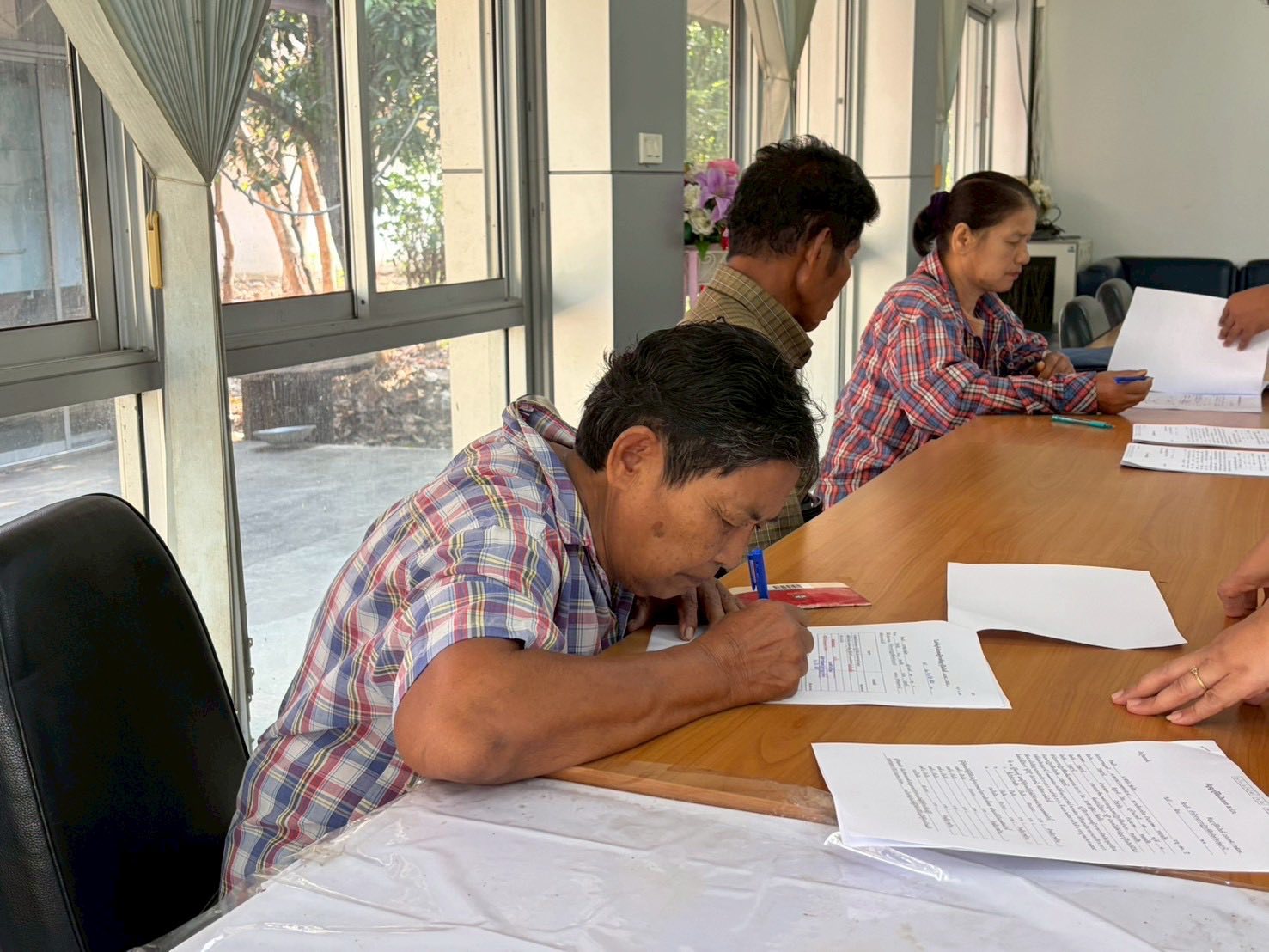 title - กลุ่มการเงินบัญชีและจัดเก็บผลประโยชน์ สำนักงานการปฏิรูปที่ดินจังหวัดปทุมธานี ปล่อยสินเชื่อเงินกองทุนการปฏิรูปที่ดินฯ ให้แก่เกษตรกรในเขตปฏิรูปที่ดิน ตำบลคลองหก อำเภอคลองหลวง และ ตำบลบึงชำอ้อ อำเภอหนองเสือ จังหวัดปทุมธานี จำนวน 10 ราย