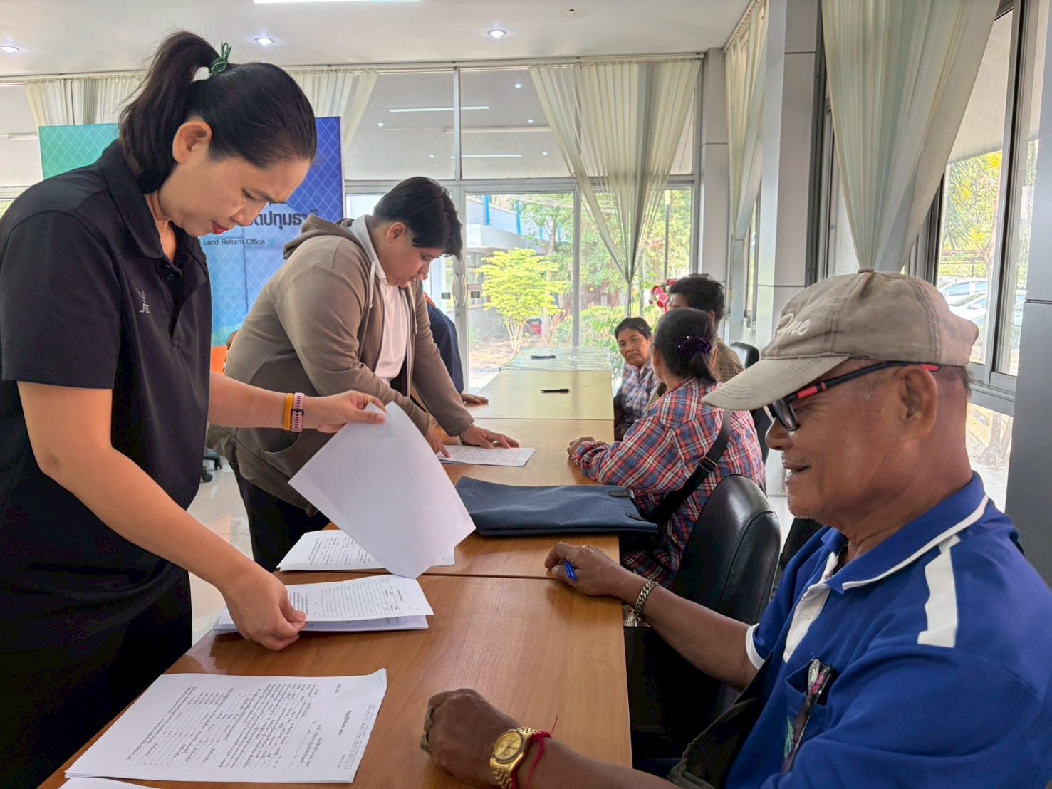 title - กลุ่มการเงินบัญชีและจัดเก็บผลประโยชน์ สำนักงานการปฏิรูปที่ดินจังหวัดปทุมธานี ปล่อยสินเชื่อเงินกองทุนการปฏิรูปที่ดินฯ ให้แก่เกษตรกรในเขตปฏิรูปที่ดิน ตำบลคลองหก อำเภอคลองหลวง และ ตำบลบึงชำอ้อ อำเภอหนองเสือ จังหวัดปทุมธานี จำนวน 10 ราย