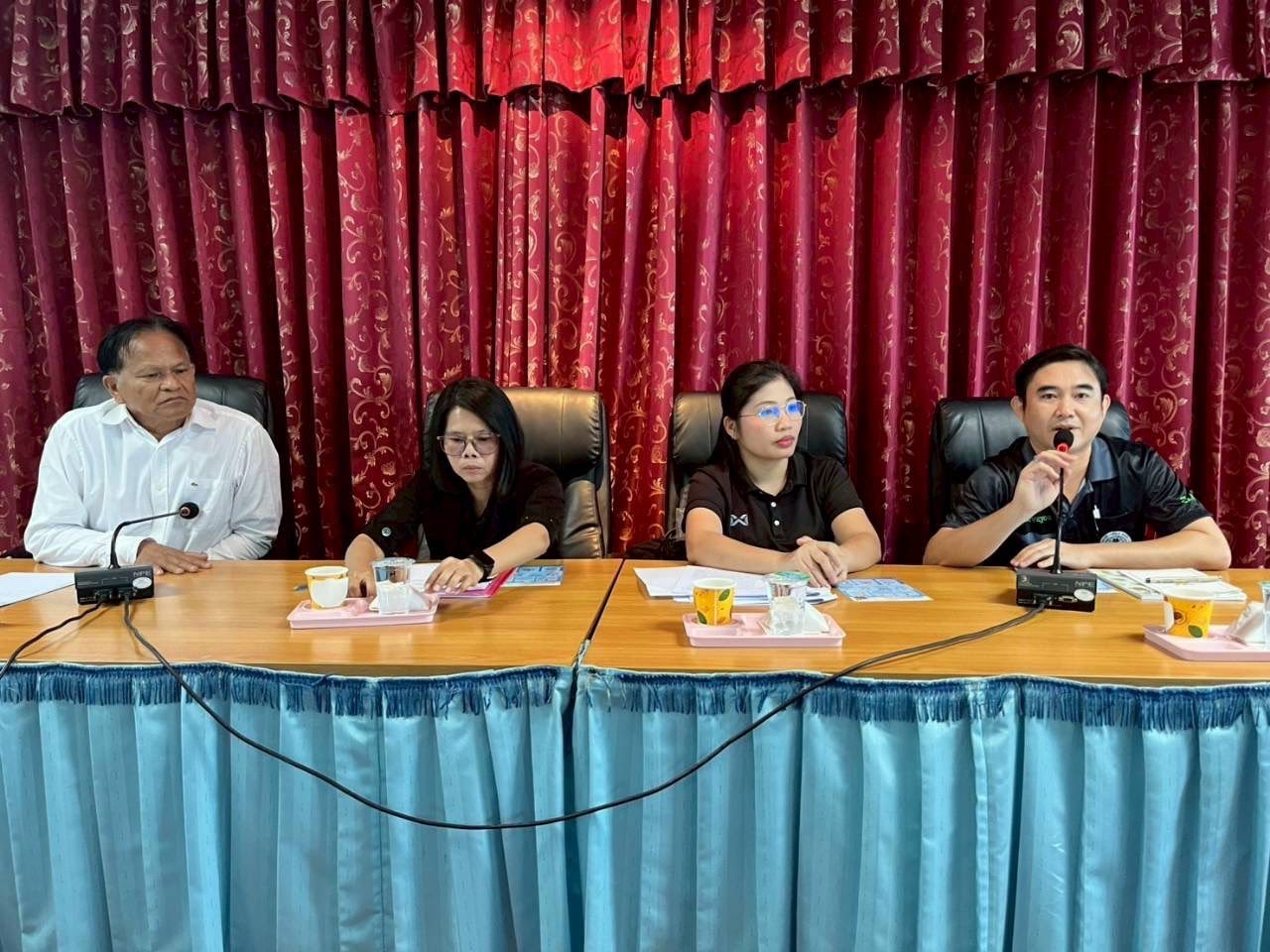 title - นางสาวฐิติมา วัฒนจัง ปฏิรูปที่ดินจังหวัดปทุมธานี มอบหมายให้ นางกรรณิการ์ พิชยเมธพนธ์ รษก.ผู้อำนวยการกลุ่มกฎหมาย￼ นายจักรพงศ์ วรเสฏฐ์ฐากูร ผู้อำนวยการกลุ่มงานช่าง และนางสาวอุบลรัต จันทร์ไพศรี พนักงานราชการกลุ่มการเงินฯ ชี้แจงระเบียบข้อกฎหมาย การใช้ประโยชน์ในที่ดิน ส.ป.ก.