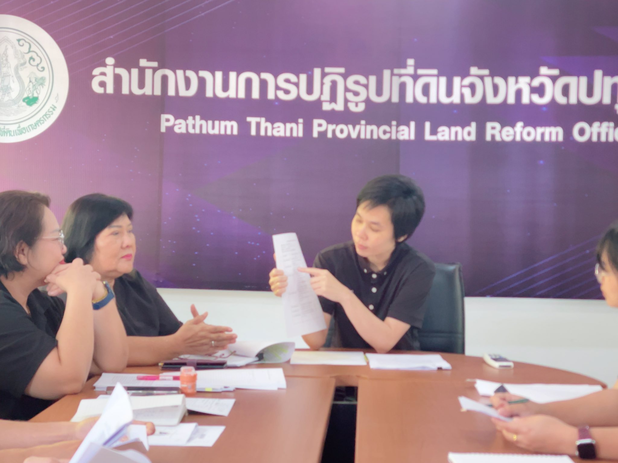 title - นางสาวฐิติมา วัฒนจัง ปฏิรูปที่ดินจังหวัดปทุมธานี พร้อมด้วยนางพัชรี จิตรวิไลย ผอ.กลุ่มการเงินฯ นางอังศุมาลี ธูปแก้ว หัวหน้าเจ้าหน้าที่พัสดุ นางปิยะมาส ธรรมใจ หน.ฝ่ายบริหารฯ และ จ้างเหมาบริการทุกกลุ่ม/ฝ่าย เข้าร่วมประชุมทำความเข้าใจแนวทางการปฏิบัติงานของจ้างเหมาบริการ