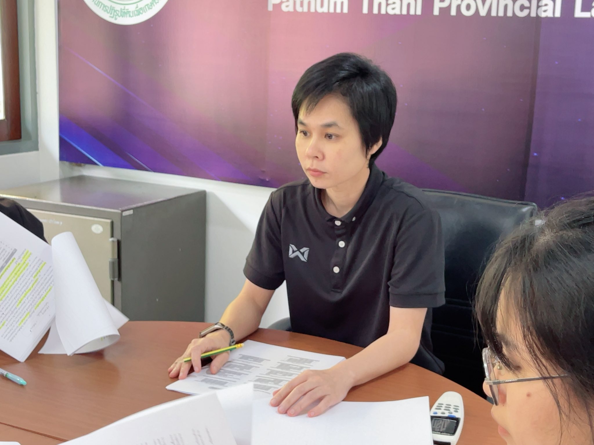 title - นางสาวฐิติมา วัฒนจัง ปฏิรูปที่ดินจังหวัดปทุมธานี พร้อมด้วยนางพัชรี จิตรวิไลย ผอ.กลุ่มการเงินฯ นางอังศุมาลี ธูปแก้ว หัวหน้าเจ้าหน้าที่พัสดุ นางปิยะมาส ธรรมใจ หน.ฝ่ายบริหารฯ และ จ้างเหมาบริการทุกกลุ่ม/ฝ่าย เข้าร่วมประชุมทำความเข้าใจแนวทางการปฏิบัติงานของจ้างเหมาบริการ