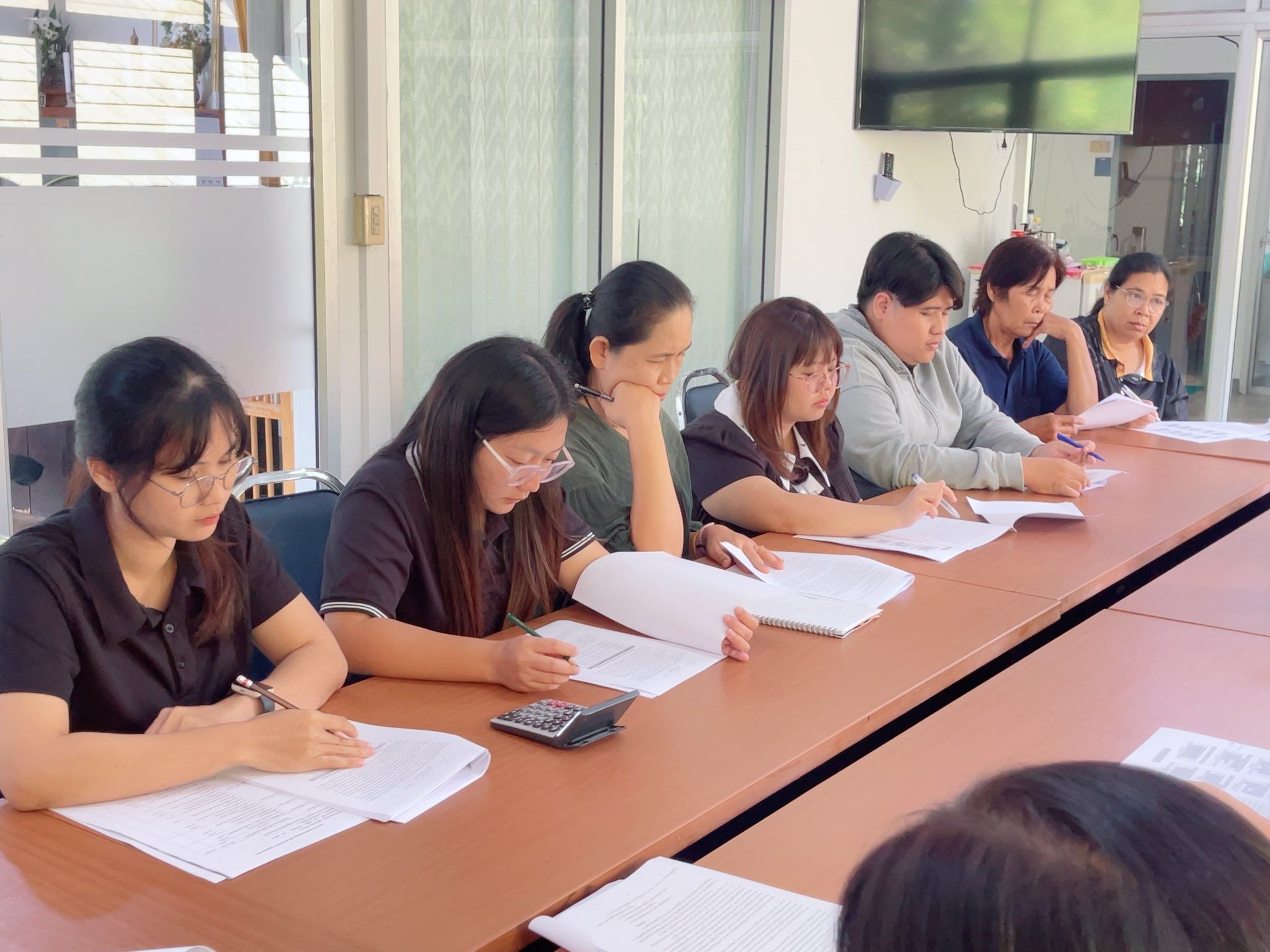 title - นางสาวฐิติมา วัฒนจัง ปฏิรูปที่ดินจังหวัดปทุมธานี พร้อมด้วยนางพัชรี จิตรวิไลย ผอ.กลุ่มการเงินฯ นางอังศุมาลี ธูปแก้ว หัวหน้าเจ้าหน้าที่พัสดุ นางปิยะมาส ธรรมใจ หน.ฝ่ายบริหารฯ และ จ้างเหมาบริการทุกกลุ่ม/ฝ่าย เข้าร่วมประชุมทำความเข้าใจแนวทางการปฏิบัติงานของจ้างเหมาบริการ