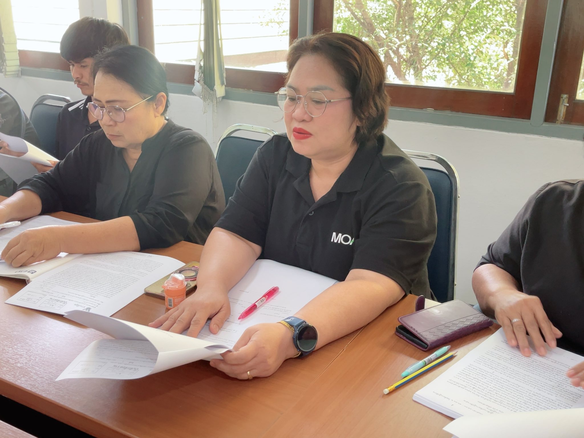 title - นางสาวฐิติมา วัฒนจัง ปฏิรูปที่ดินจังหวัดปทุมธานี พร้อมด้วยนางพัชรี จิตรวิไลย ผอ.กลุ่มการเงินฯ นางอังศุมาลี ธูปแก้ว หัวหน้าเจ้าหน้าที่พัสดุ นางปิยะมาส ธรรมใจ หน.ฝ่ายบริหารฯ และ จ้างเหมาบริการทุกกลุ่ม/ฝ่าย เข้าร่วมประชุมทำความเข้าใจแนวทางการปฏิบัติงานของจ้างเหมาบริการ