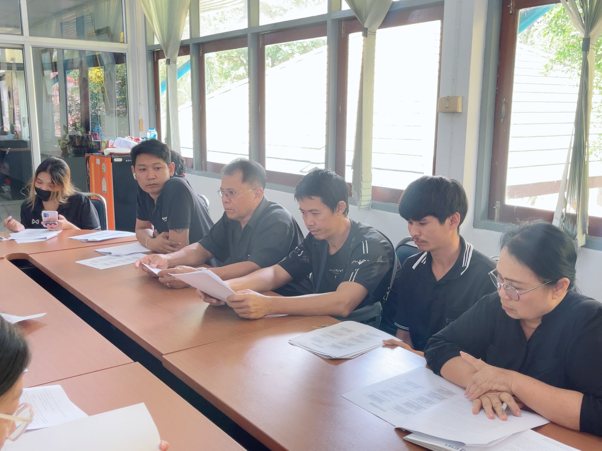 title - นางสาวฐิติมา วัฒนจัง ปฏิรูปที่ดินจังหวัดปทุมธานี พร้อมด้วยนางพัชรี จิตรวิไลย ผอ.กลุ่มการเงินฯ นางอังศุมาลี ธูปแก้ว หัวหน้าเจ้าหน้าที่พัสดุ นางปิยะมาส ธรรมใจ หน.ฝ่ายบริหารฯ และ จ้างเหมาบริการทุกกลุ่ม/ฝ่าย เข้าร่วมประชุมทำความเข้าใจแนวทางการปฏิบัติงานของจ้างเหมาบริการ