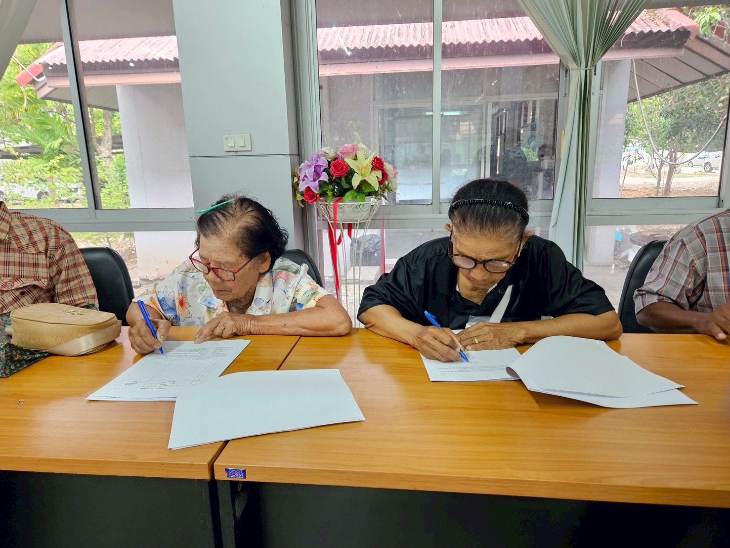 title - สำนักงานการปฏิรูปที่ดินจังหวัดปทุมธานี ปล่อยสินเชื่อเงินกองทุนการปฏิรูปที่ดินฯ ให้แก่เกษตรกรในเขตปฏิรูปที่ดิน ตำบลบึงชำอ้อ อำเภอหนองเสือ จังหวัดปทุมธานี จำนวน 4 ราย