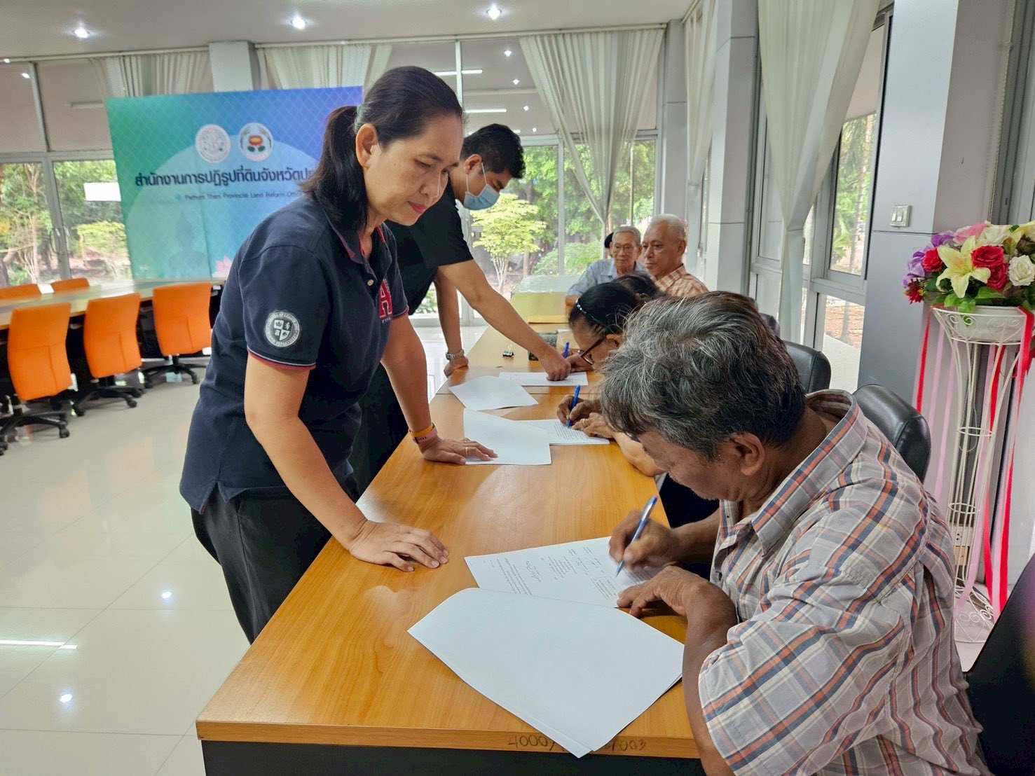 title - สำนักงานการปฏิรูปที่ดินจังหวัดปทุมธานี ปล่อยสินเชื่อเงินกองทุนการปฏิรูปที่ดินฯ ให้แก่เกษตรกรในเขตปฏิรูปที่ดิน ตำบลบึงชำอ้อ อำเภอหนองเสือ จังหวัดปทุมธานี จำนวน 4 ราย