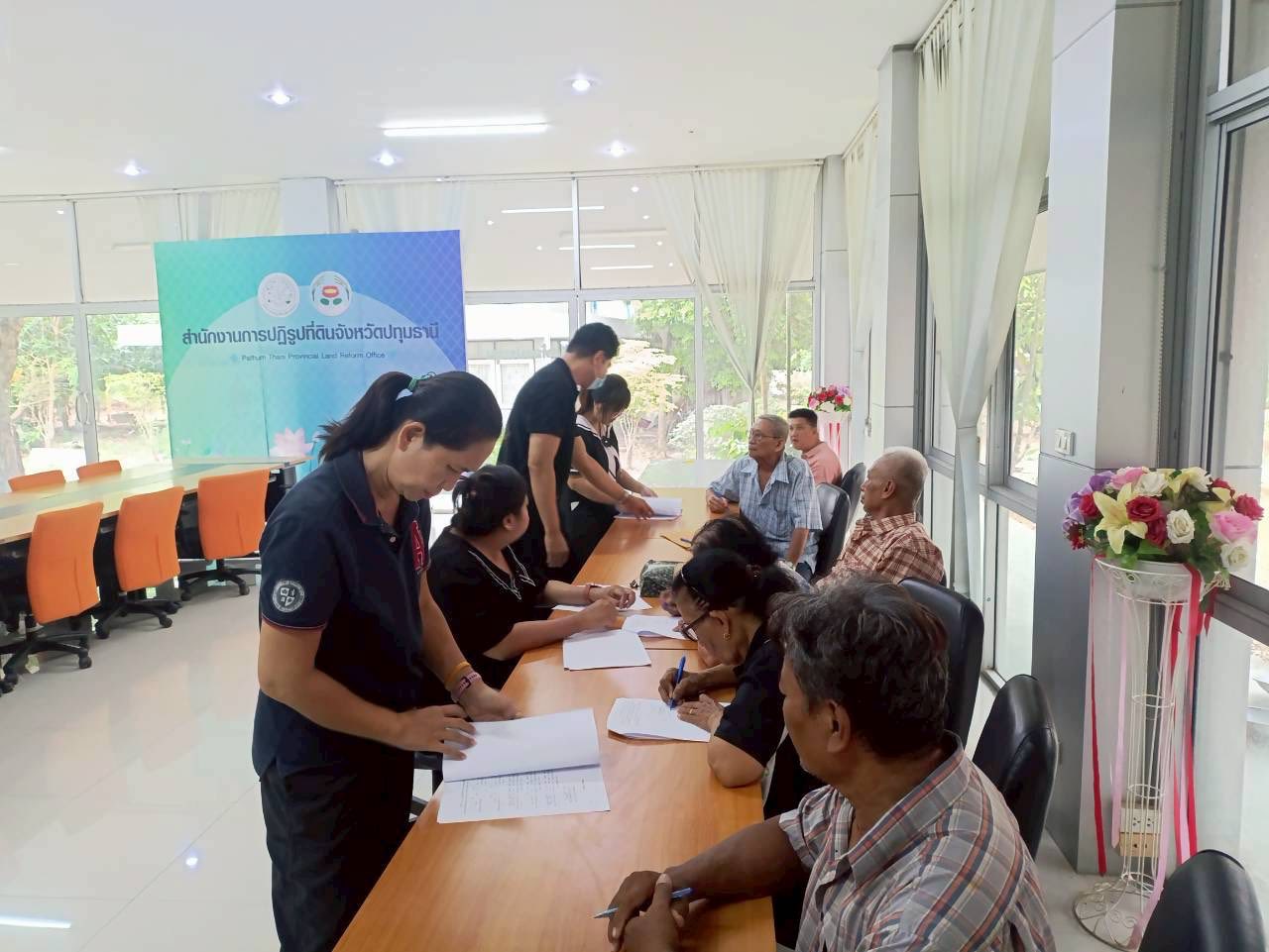title - สำนักงานการปฏิรูปที่ดินจังหวัดปทุมธานี ปล่อยสินเชื่อเงินกองทุนการปฏิรูปที่ดินฯ ให้แก่เกษตรกรในเขตปฏิรูปที่ดิน ตำบลบึงชำอ้อ อำเภอหนองเสือ จังหวัดปทุมธานี จำนวน 4 ราย