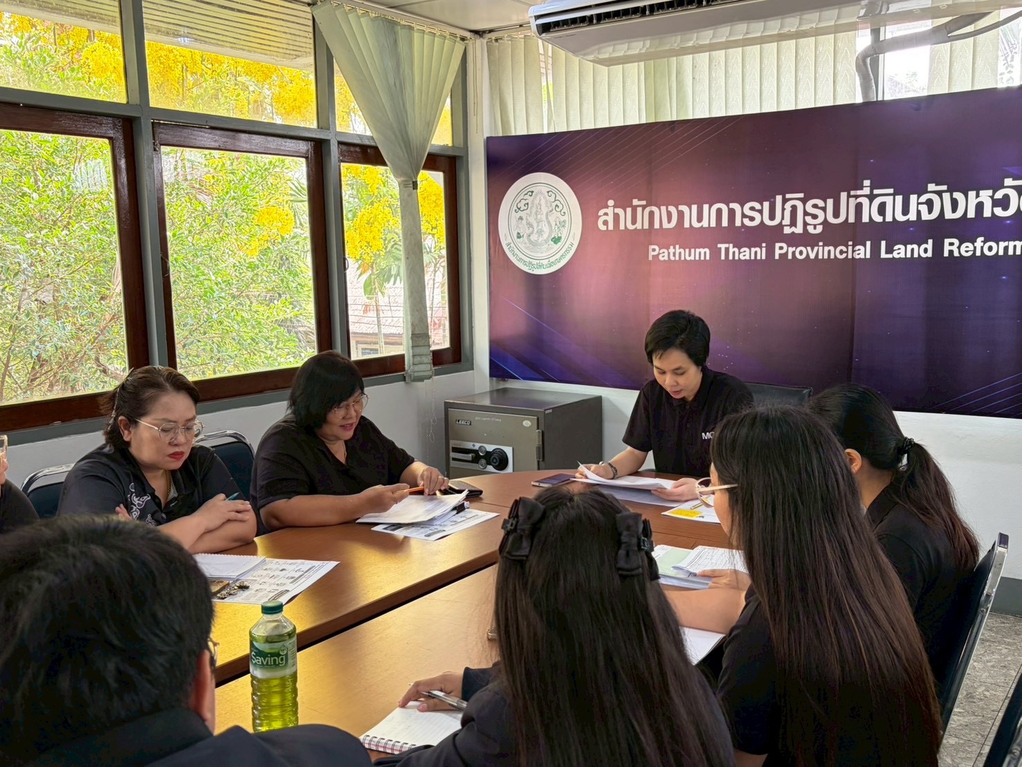 title - นางสาวฐิติมา วัฒนจัง ปฏิรูปที่ดินจังหวัดปทุมธานี พร้อมด้วยข้าราชการ พนักงานราชการ และพนักงานกองทุน ร่วมประชุม ณ ห้องประชุมเล็ก ส.ป.ก.ปทุมธานี