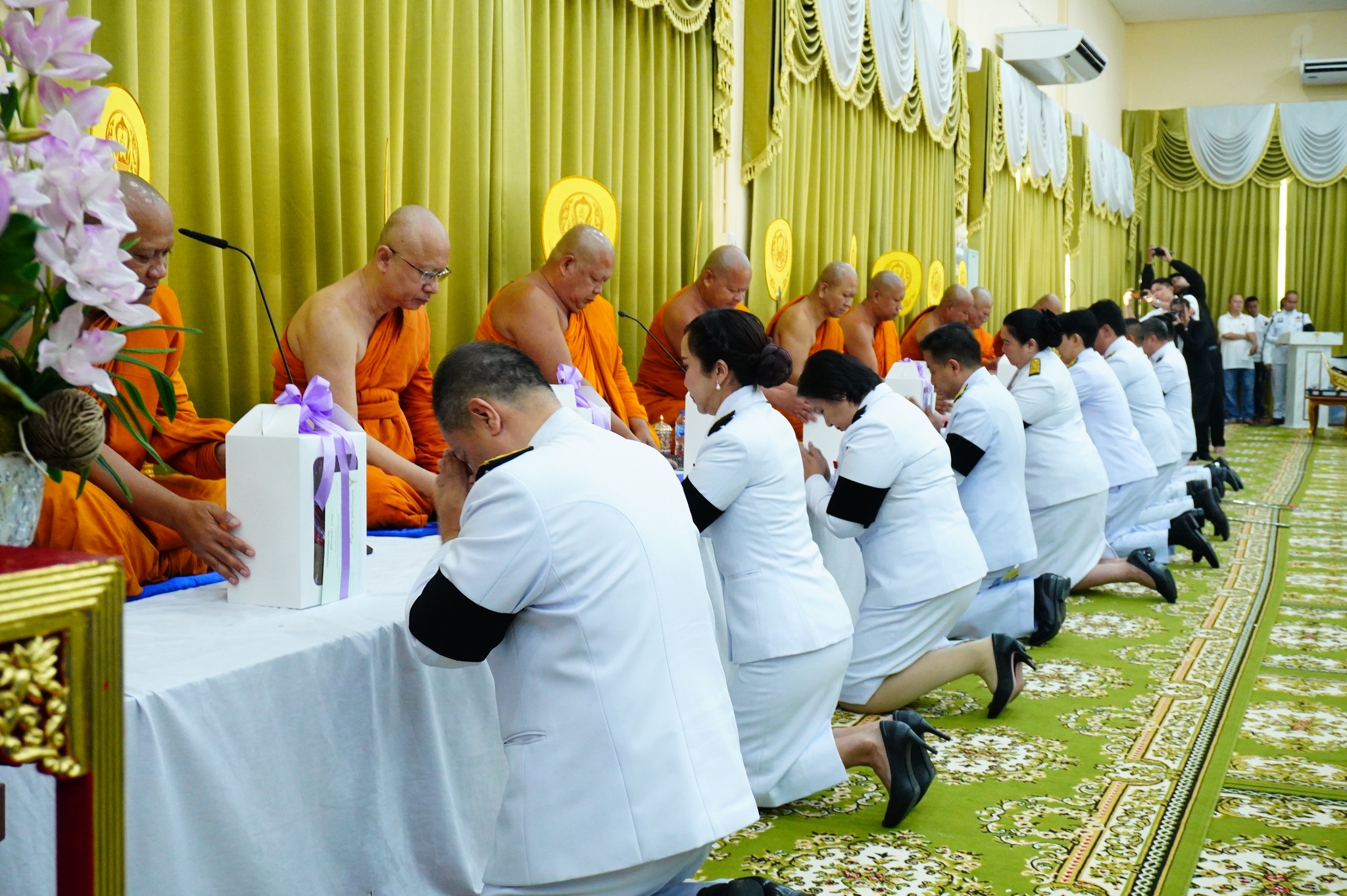 title - เข้าร่วมพิธีเจริญพระพุทธมนต์และทำบุญตักบาตรถวายพระราชกุศลเฉลิมพระเกียรติ สมเด็จพระกนิษฐาธิราชเจ้า กรมสมเด็จพระเทพรัตนราชสุดาฯ สยามบรมราชกุมารี เนื่องในโอกาสวันคล้ายวันพระราชสมภพ ๒ เมษายน ๒๕๖๙, พิธีทอดผ้าป่าสมทบกองทุนพัฒนาเด็กชนบท