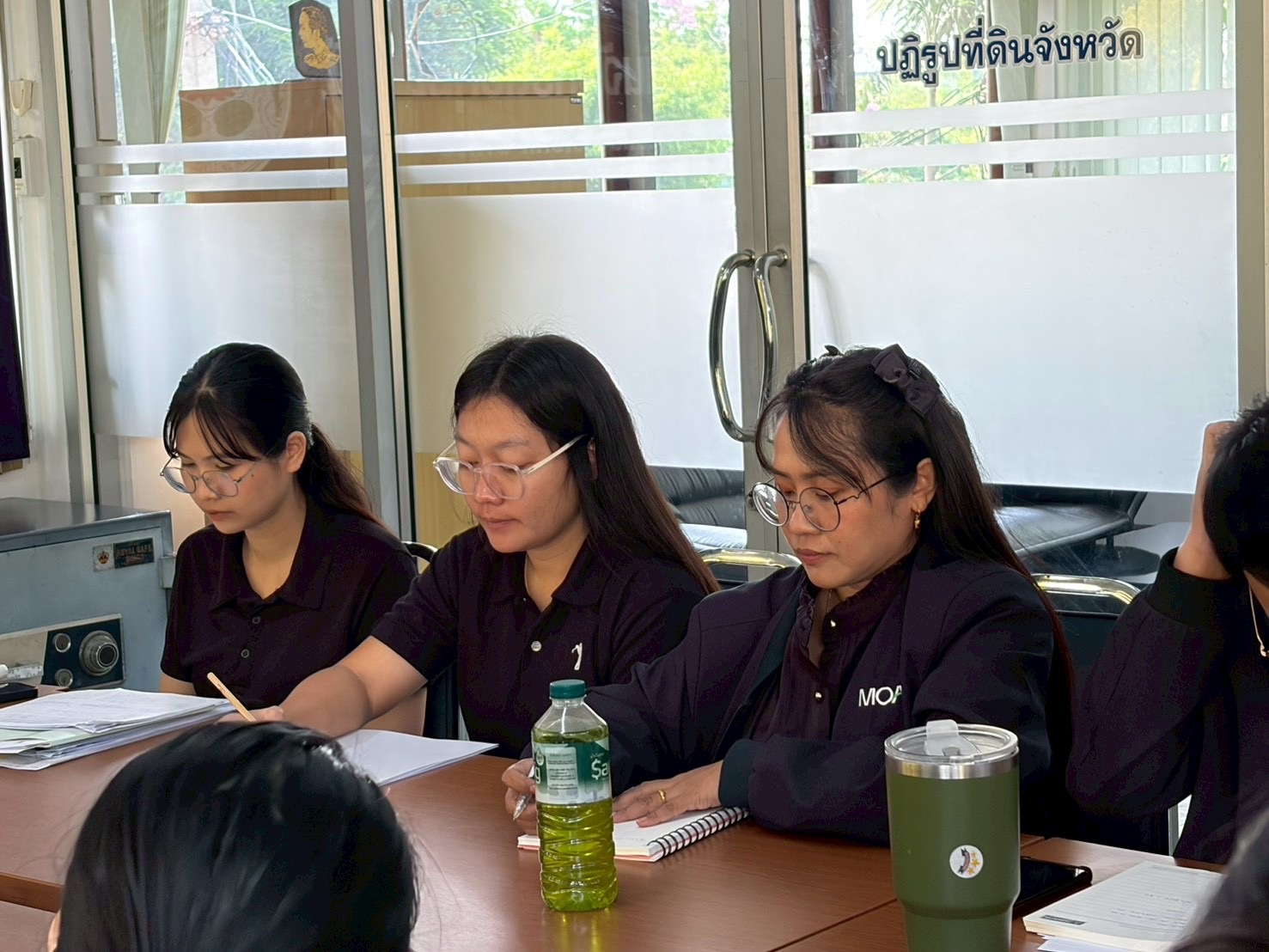 title - นางสาวฐิติมา วัฒนจัง ปฏิรูปที่ดินจังหวัดปทุมธานี พร้อมด้วยข้าราชการ พนักงานราชการ และพนักงานกองทุน ร่วมประชุม ณ ห้องประชุมเล็ก ส.ป.ก.ปทุมธานี