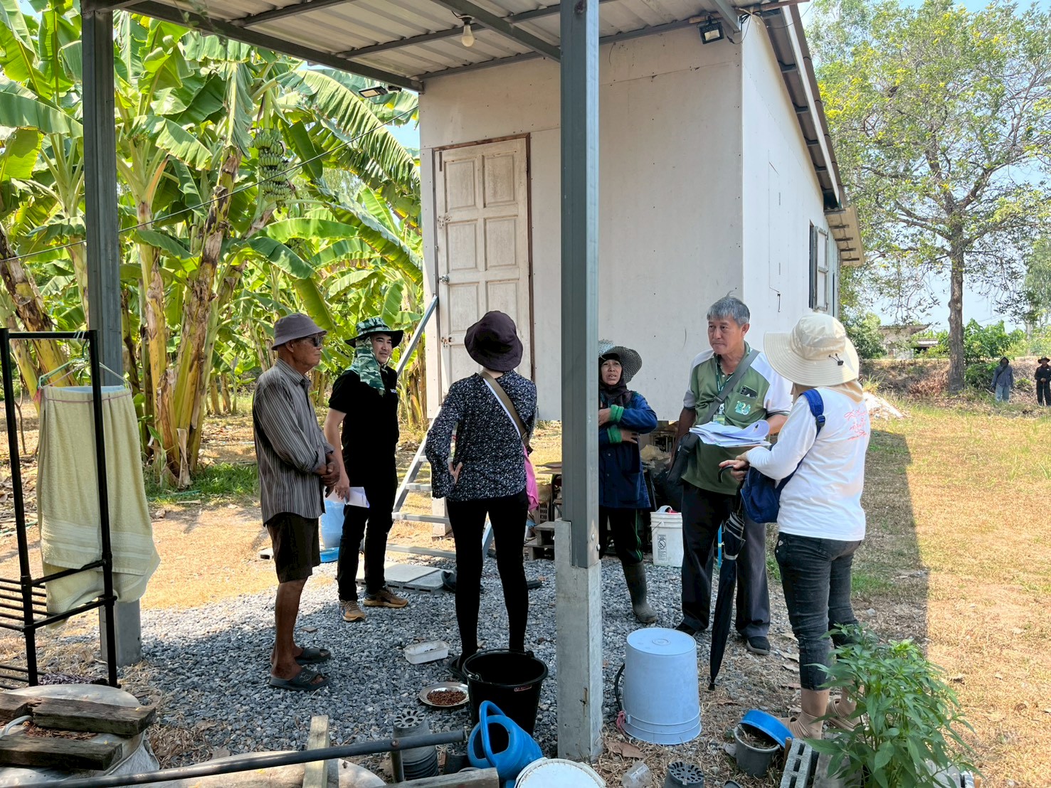 title - โดยนายจักรพงศ์ วรเสฏฐ์ฐากูร นายช่างสำรวจอาวุโส และผู้ช่วยนายช่างสำรวจระวังชี้แนวเขตที่ดิน ร่วมกับช่างรังวัด สำนักงานที่ดินจังหวัดปทุมธานี สาขาธัญบุรี