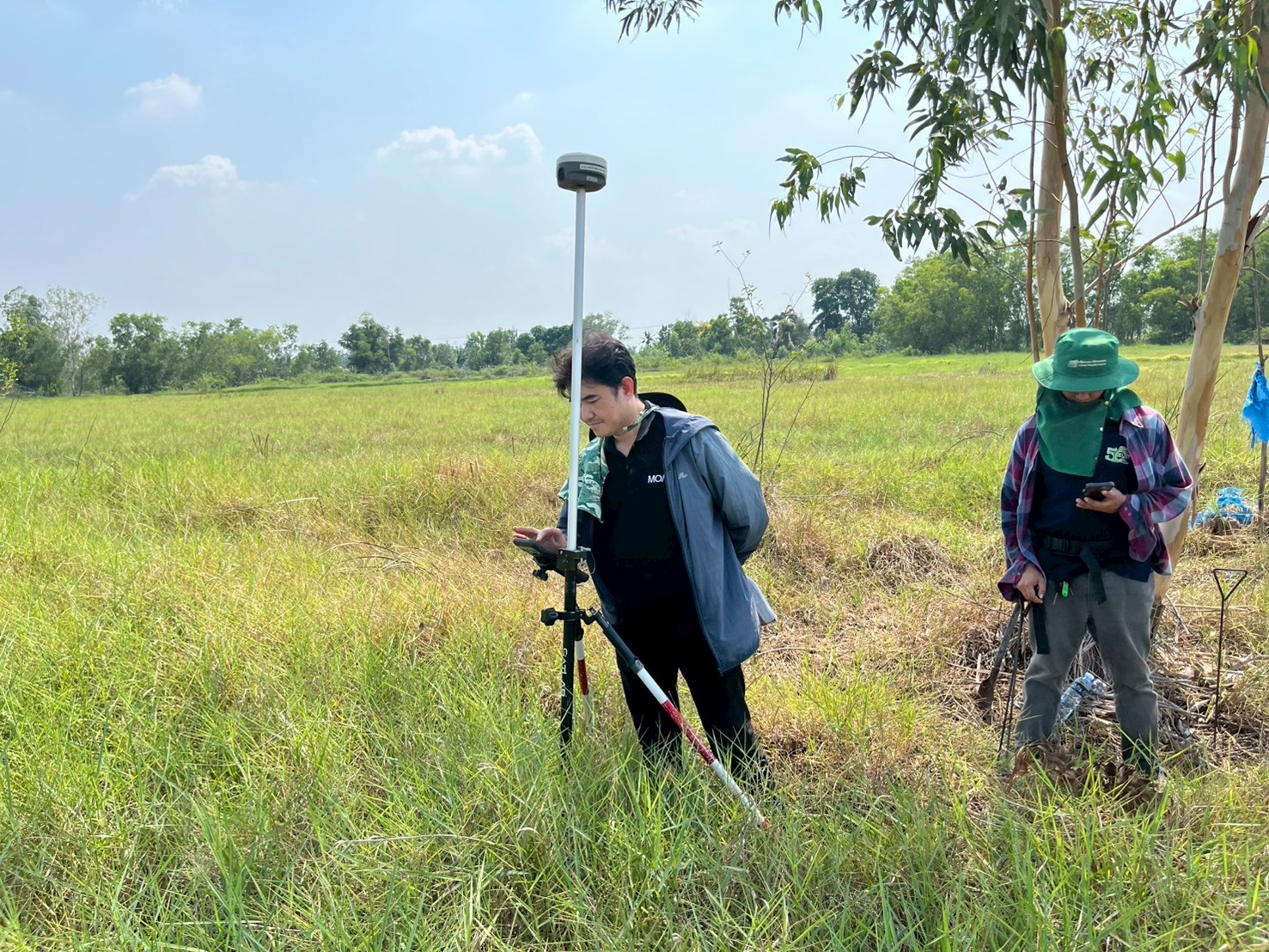title - โดยนายจักรพงศ์ วรเสฏฐ์ฐากูร นายช่างสำรวจอาวุโส และผู้ช่วยนายช่างสำรวจระวังชี้แนวเขตที่ดิน ร่วมกับช่างรังวัด สำนักงานที่ดินจังหวัดปทุมธานี สาขาธัญบุรี
