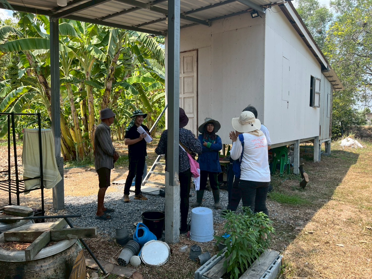 title - โดยนายจักรพงศ์ วรเสฏฐ์ฐากูร นายช่างสำรวจอาวุโส และผู้ช่วยนายช่างสำรวจระวังชี้แนวเขตที่ดิน ร่วมกับช่างรังวัด สำนักงานที่ดินจังหวัดปทุมธานี สาขาธัญบุรี