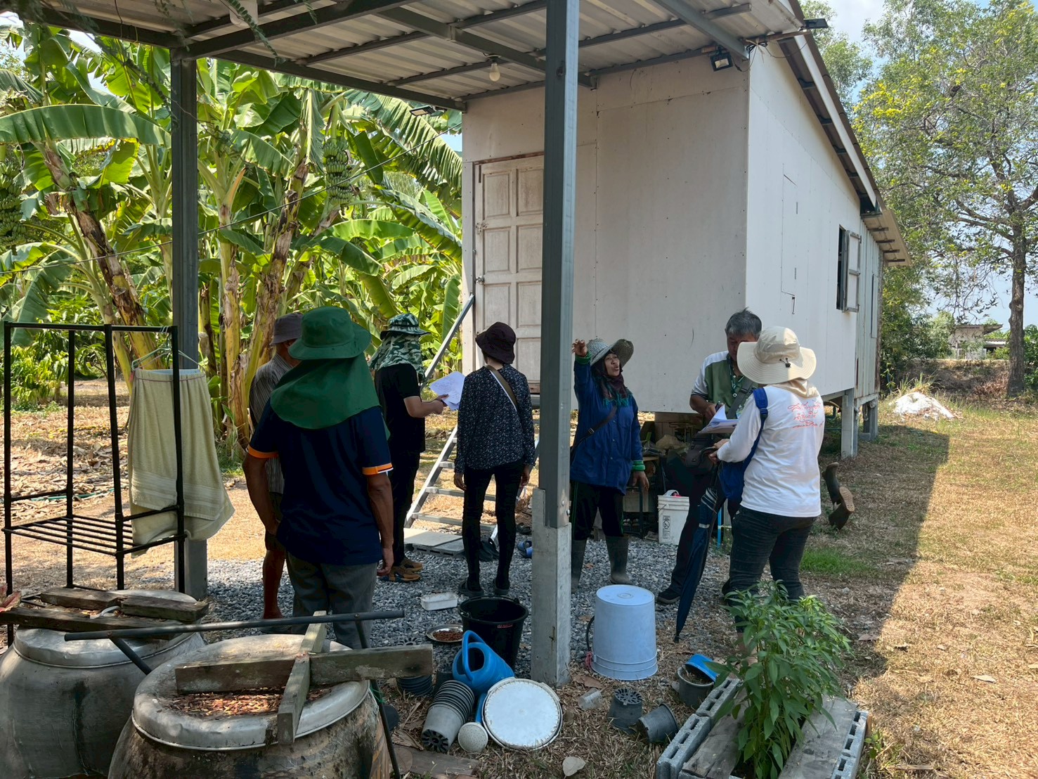 title - โดยนายจักรพงศ์ วรเสฏฐ์ฐากูร นายช่างสำรวจอาวุโส และผู้ช่วยนายช่างสำรวจระวังชี้แนวเขตที่ดิน ร่วมกับช่างรังวัด สำนักงานที่ดินจังหวัดปทุมธานี สาขาธัญบุรี