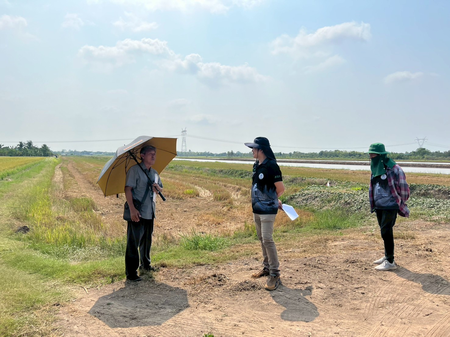 title - นายจักรพงศ์ วรเสฏฐ์ฐากูร นายช่างสำรวจอาวุโส และผู้ช่วยนายช่างสำรวจ ระวังชี้แนวเขตที่ดิน  ร่วมกับช่างรังวัด สำนักงานที่ดินจังหวัดปทุมธานี สาขาธัญบุรี และเจ้าของแปลงที่ดิน