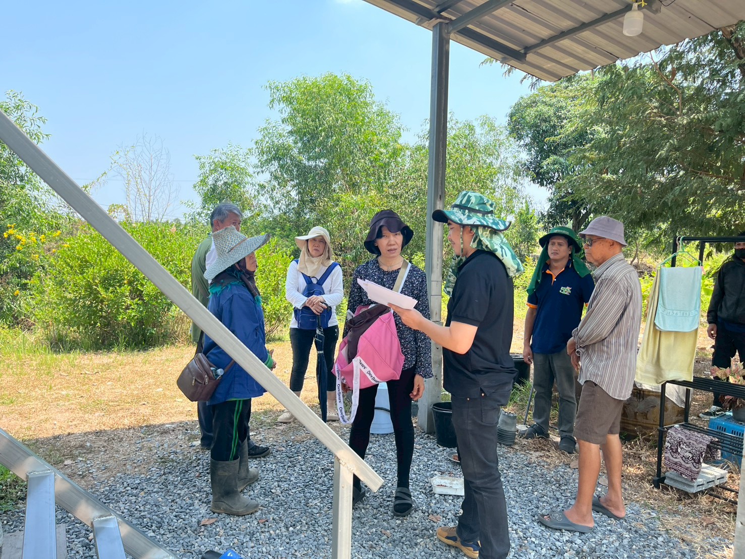 title - โดยนายจักรพงศ์ วรเสฏฐ์ฐากูร นายช่างสำรวจอาวุโส และผู้ช่วยนายช่างสำรวจระวังชี้แนวเขตที่ดิน ร่วมกับช่างรังวัด สำนักงานที่ดินจังหวัดปทุมธานี สาขาธัญบุรี