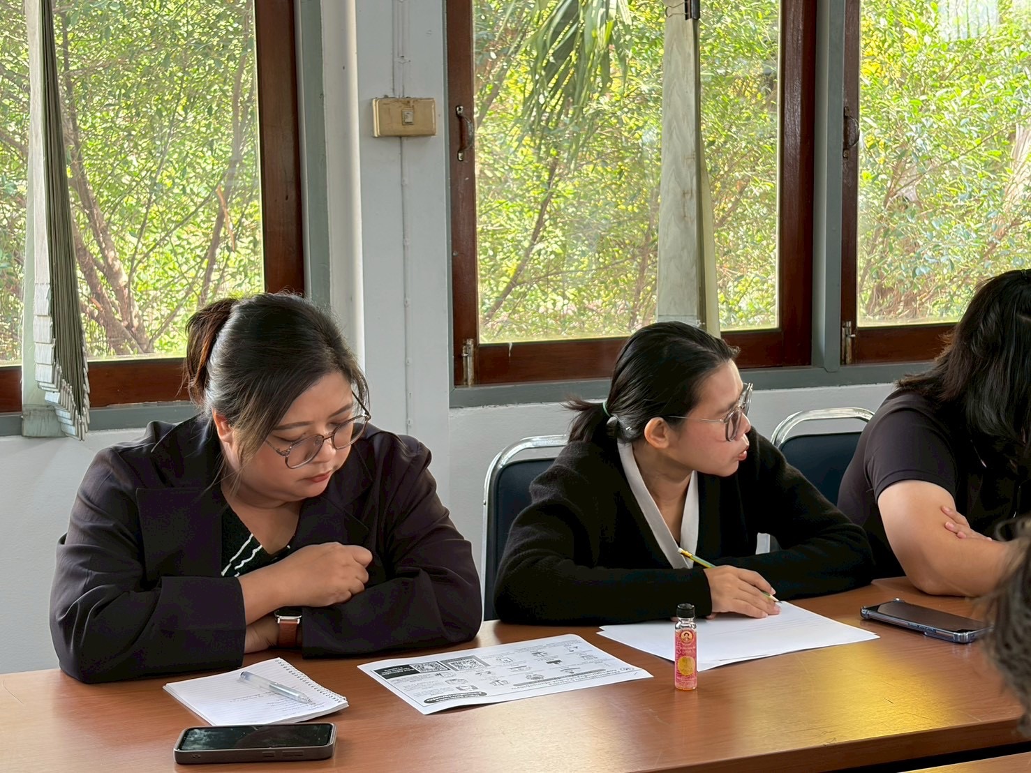 title - นางสาวฐิติมา วัฒนจัง ปฏิรูปที่ดินจังหวัดปทุมธานี พร้อมด้วยข้าราชการ พนักงานราชการ และพนักงานกองทุน ร่วมประชุม ณ ห้องประชุมเล็ก ส.ป.ก.ปทุมธานี