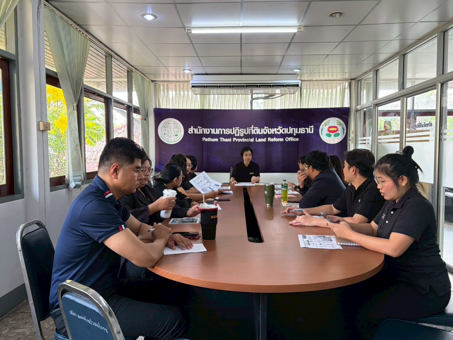 title - นางสาวฐิติมา วัฒนจัง ปฏิรูปที่ดินจังหวัดปทุมธานี พร้อมด้วยข้าราชการ พนักงานราชการ และพนักงานกองทุน ร่วมประชุม ณ ห้องประชุมเล็ก ส.ป.ก.ปทุมธานี