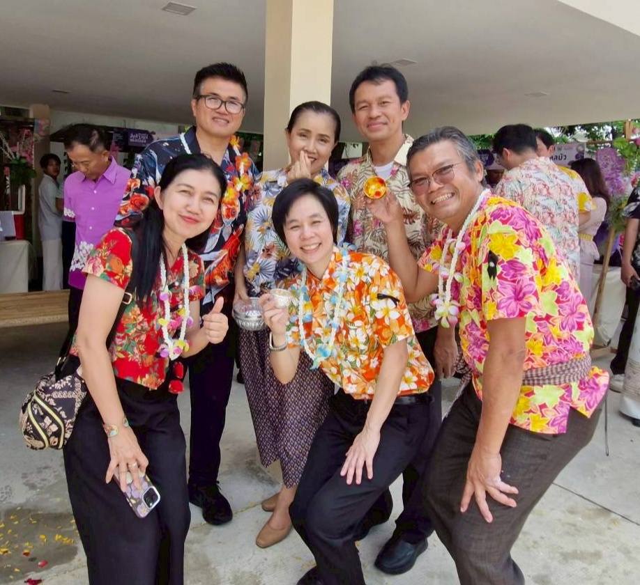 title - กิจกรรมสรงน้ำพระและรดน้ำขอพร “พ่อเมืองปทุมธานี” เนื่องในเทศกาลสงกรานต์ โดย นายพงศธร กาญจนะจิตรา รองผู้ว่าราชการจังหวัดปทุมธานี เป็นผู้แทนข้าราชการ พนักงานรัฐวิสาหกิจ พนักงานส่วนท้องถิ่น และพ่อค้า ประชาชน กล่าวขอพร และ นายเอกวิทย์ มีเพียร ผู้ว่าราชการจังหวัดปทุมธานี