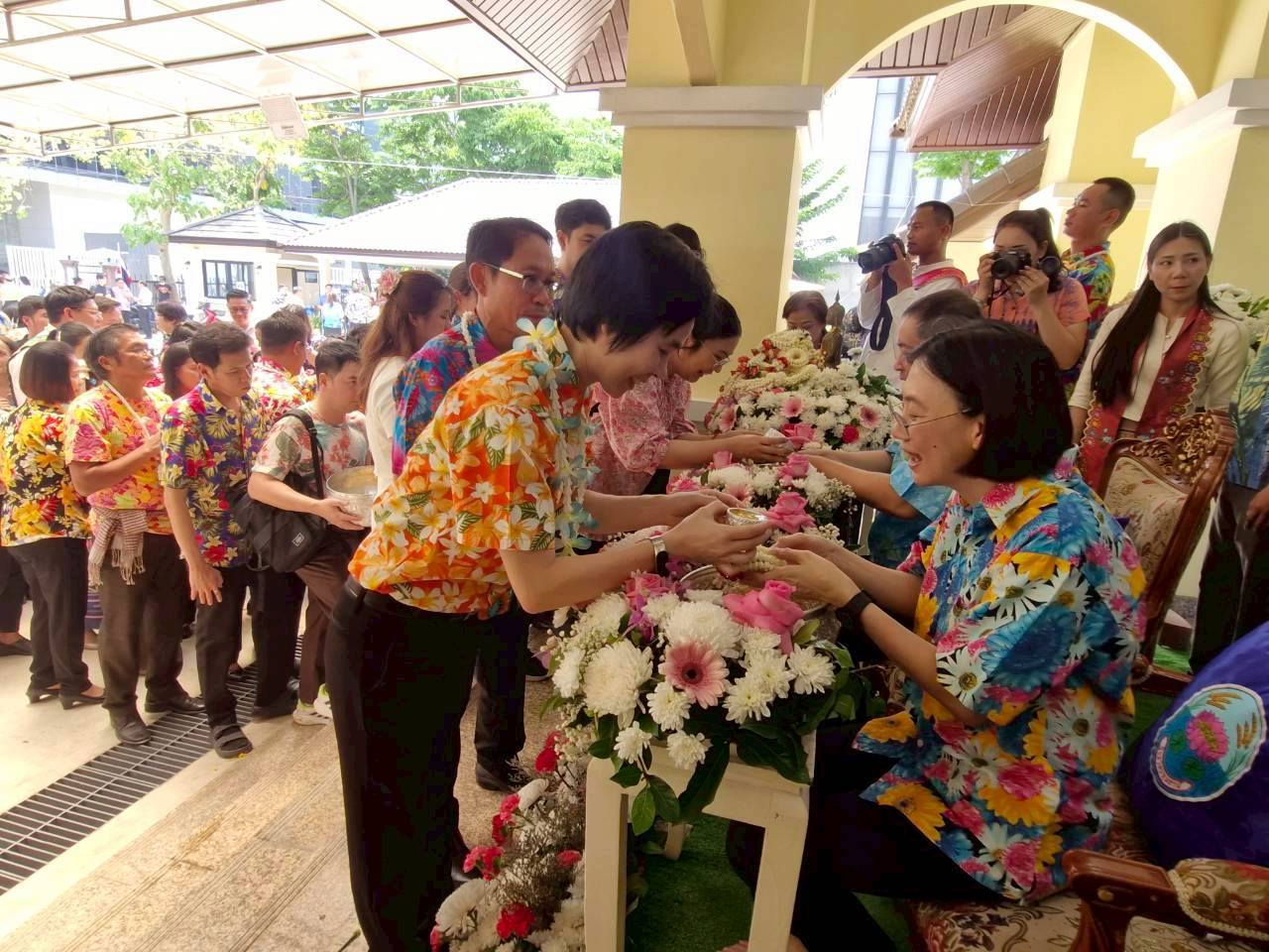 title - กิจกรรมสรงน้ำพระและรดน้ำขอพร “พ่อเมืองปทุมธานี” เนื่องในเทศกาลสงกรานต์ โดย นายพงศธร กาญจนะจิตรา รองผู้ว่าราชการจังหวัดปทุมธานี เป็นผู้แทนข้าราชการ พนักงานรัฐวิสาหกิจ พนักงานส่วนท้องถิ่น และพ่อค้า ประชาชน กล่าวขอพร และ นายเอกวิทย์ มีเพียร ผู้ว่าราชการจังหวัดปทุมธานี