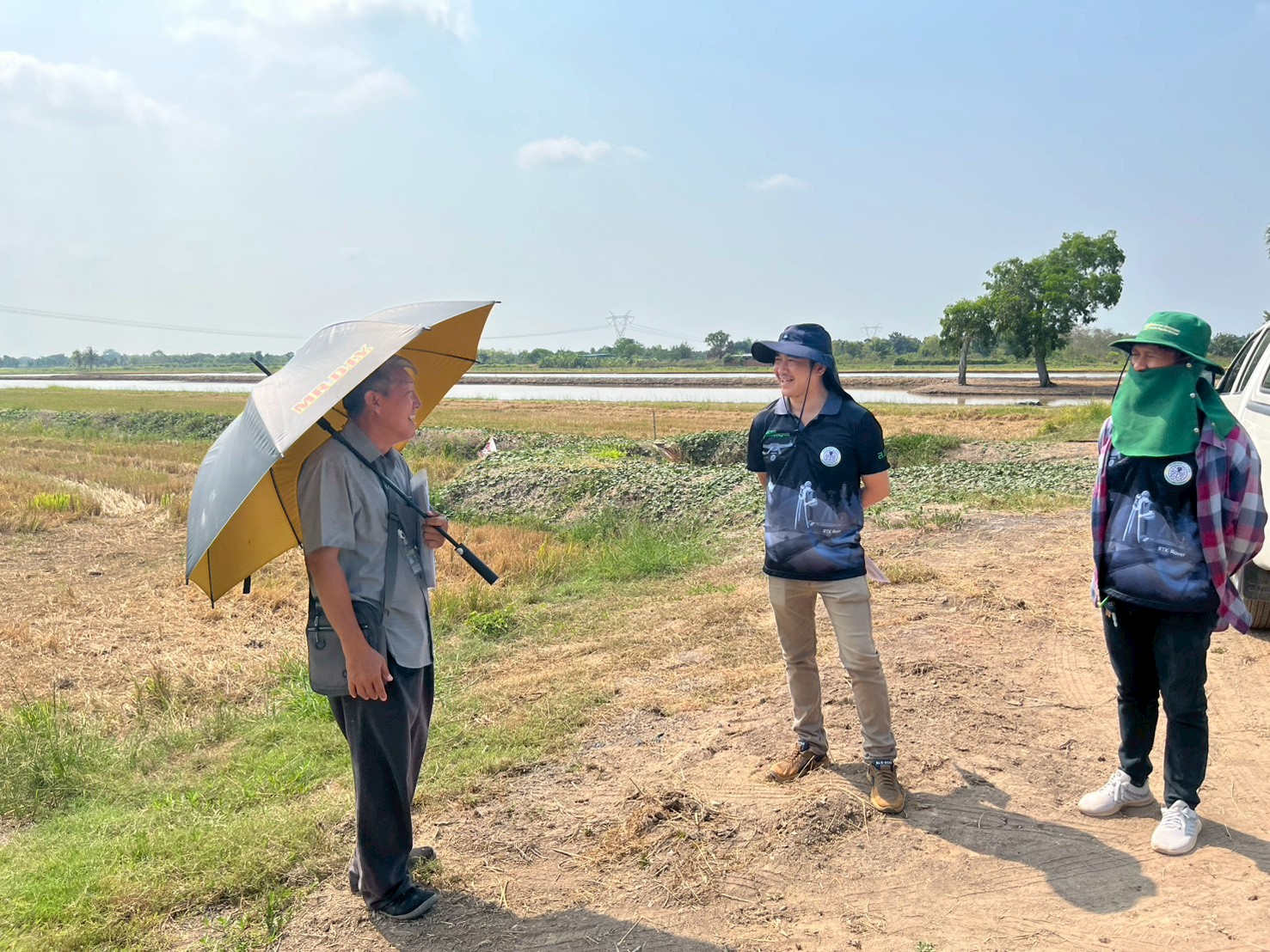 title - นายจักรพงศ์ วรเสฏฐ์ฐากูร นายช่างสำรวจอาวุโส และผู้ช่วยนายช่างสำรวจ ระวังชี้แนวเขตที่ดิน  ร่วมกับช่างรังวัด สำนักงานที่ดินจังหวัดปทุมธานี สาขาธัญบุรี และเจ้าของแปลงที่ดิน