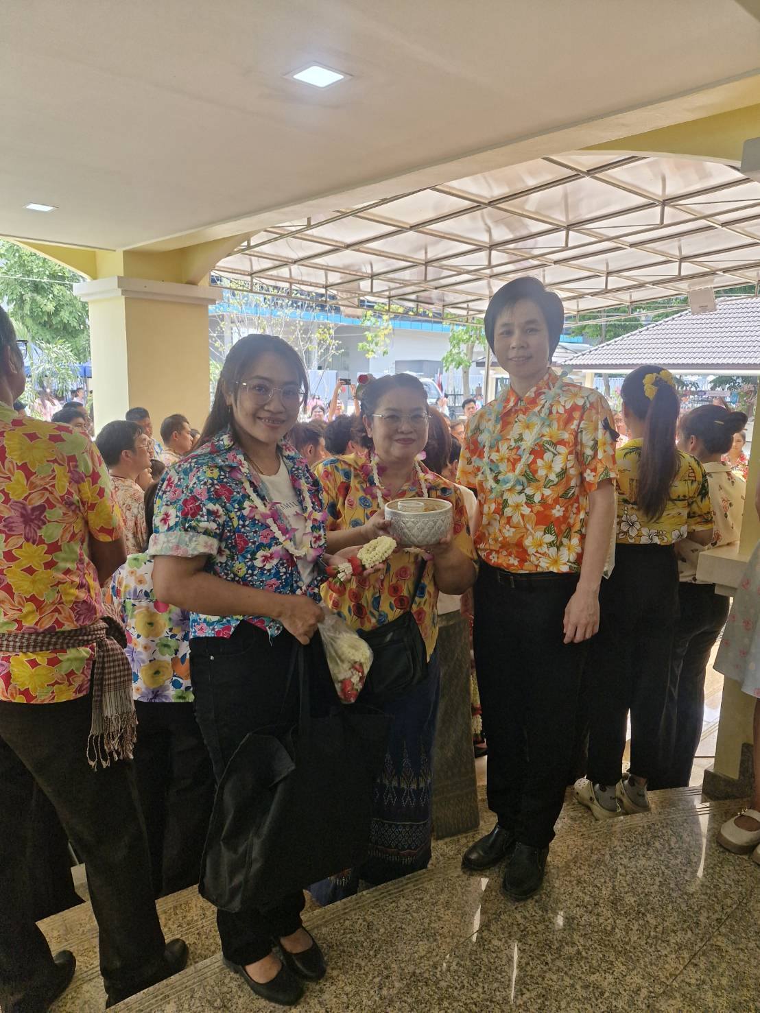 title - กิจกรรมสรงน้ำพระและรดน้ำขอพร “พ่อเมืองปทุมธานี” เนื่องในเทศกาลสงกรานต์ โดย นายพงศธร กาญจนะจิตรา รองผู้ว่าราชการจังหวัดปทุมธานี เป็นผู้แทนข้าราชการ พนักงานรัฐวิสาหกิจ พนักงานส่วนท้องถิ่น และพ่อค้า ประชาชน กล่าวขอพร และ นายเอกวิทย์ มีเพียร ผู้ว่าราชการจังหวัดปทุมธานี