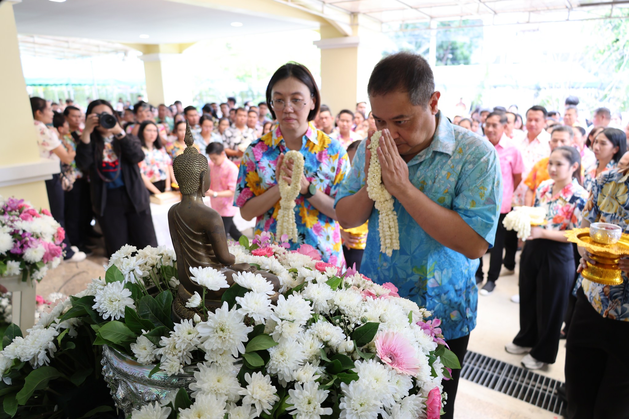 title - กิจกรรมสรงน้ำพระและรดน้ำขอพร “พ่อเมืองปทุมธานี” เนื่องในเทศกาลสงกรานต์ โดย นายพงศธร กาญจนะจิตรา รองผู้ว่าราชการจังหวัดปทุมธานี เป็นผู้แทนข้าราชการ พนักงานรัฐวิสาหกิจ พนักงานส่วนท้องถิ่น และพ่อค้า ประชาชน กล่าวขอพร และ นายเอกวิทย์ มีเพียร ผู้ว่าราชการจังหวัดปทุมธานี