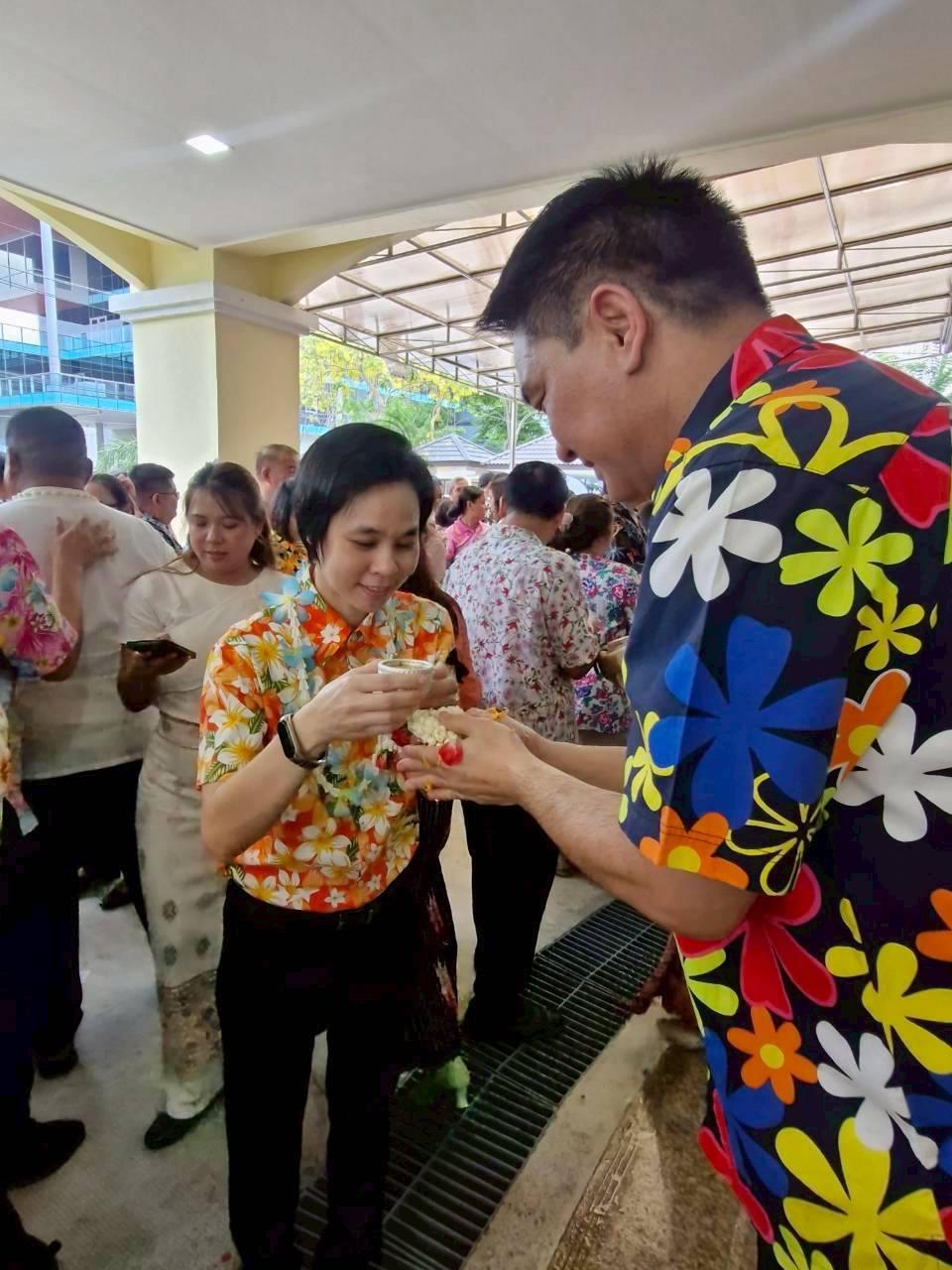 title - กิจกรรมสรงน้ำพระและรดน้ำขอพร “พ่อเมืองปทุมธานี” เนื่องในเทศกาลสงกรานต์ โดย นายพงศธร กาญจนะจิตรา รองผู้ว่าราชการจังหวัดปทุมธานี เป็นผู้แทนข้าราชการ พนักงานรัฐวิสาหกิจ พนักงานส่วนท้องถิ่น และพ่อค้า ประชาชน กล่าวขอพร และ นายเอกวิทย์ มีเพียร ผู้ว่าราชการจังหวัดปทุมธานี
