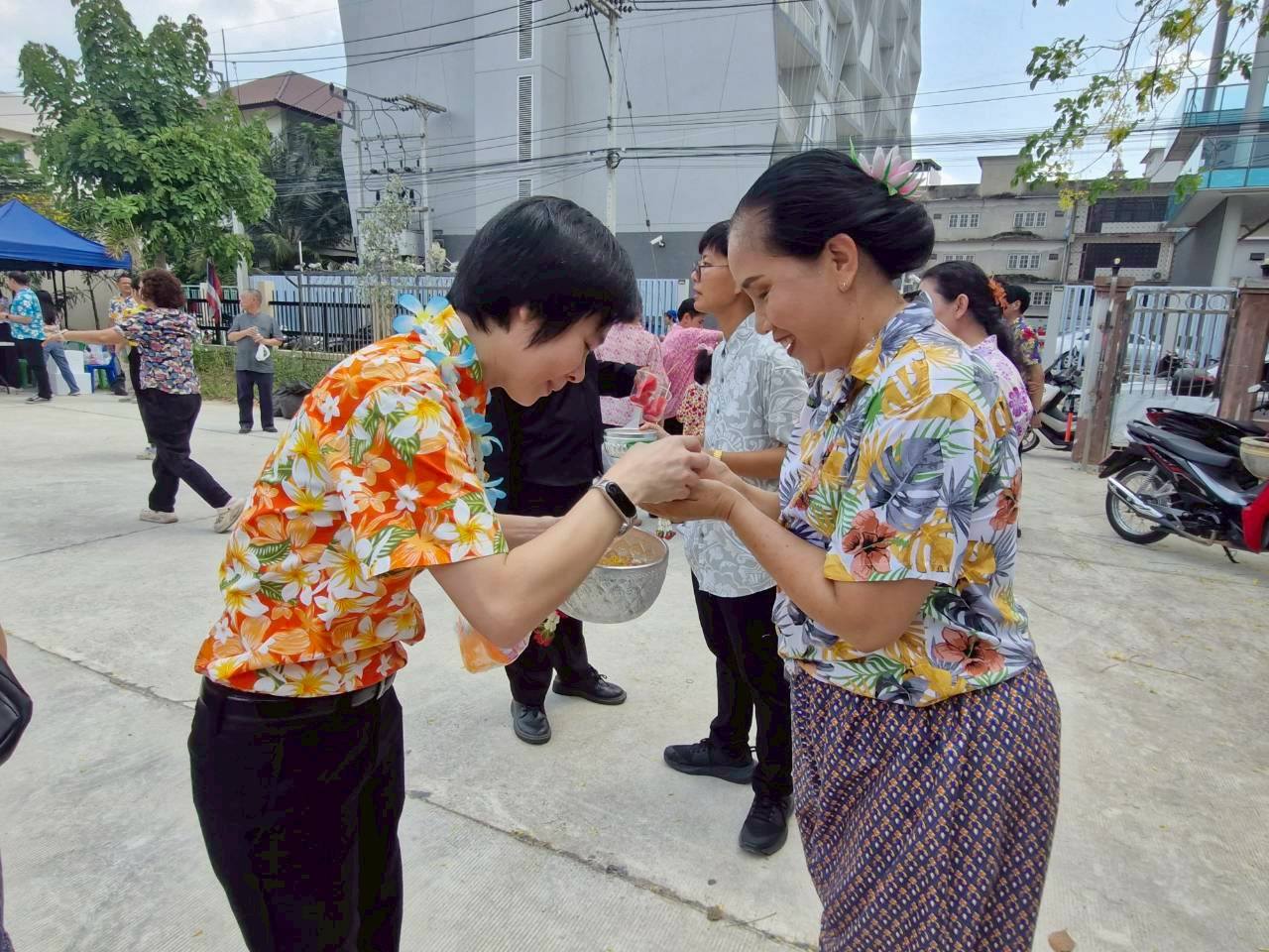 title - กิจกรรมสรงน้ำพระและรดน้ำขอพร “พ่อเมืองปทุมธานี” เนื่องในเทศกาลสงกรานต์ โดย นายพงศธร กาญจนะจิตรา รองผู้ว่าราชการจังหวัดปทุมธานี เป็นผู้แทนข้าราชการ พนักงานรัฐวิสาหกิจ พนักงานส่วนท้องถิ่น และพ่อค้า ประชาชน กล่าวขอพร และ นายเอกวิทย์ มีเพียร ผู้ว่าราชการจังหวัดปทุมธานี