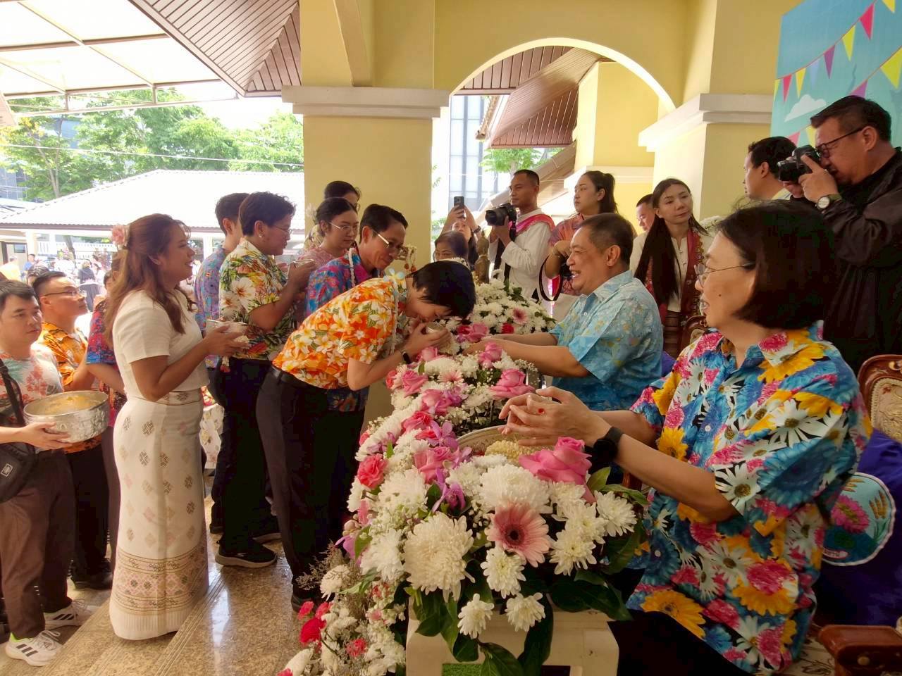 title - กิจกรรมสรงน้ำพระและรดน้ำขอพร “พ่อเมืองปทุมธานี” เนื่องในเทศกาลสงกรานต์ โดย นายพงศธร กาญจนะจิตรา รองผู้ว่าราชการจังหวัดปทุมธานี เป็นผู้แทนข้าราชการ พนักงานรัฐวิสาหกิจ พนักงานส่วนท้องถิ่น และพ่อค้า ประชาชน กล่าวขอพร และ นายเอกวิทย์ มีเพียร ผู้ว่าราชการจังหวัดปทุมธานี