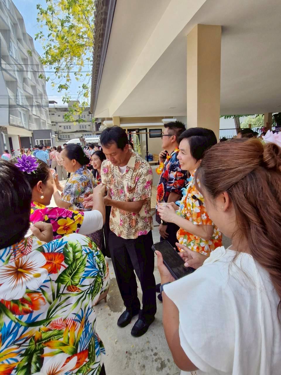 title - กิจกรรมสรงน้ำพระและรดน้ำขอพร “พ่อเมืองปทุมธานี” เนื่องในเทศกาลสงกรานต์ โดย นายพงศธร กาญจนะจิตรา รองผู้ว่าราชการจังหวัดปทุมธานี เป็นผู้แทนข้าราชการ พนักงานรัฐวิสาหกิจ พนักงานส่วนท้องถิ่น และพ่อค้า ประชาชน กล่าวขอพร และ นายเอกวิทย์ มีเพียร ผู้ว่าราชการจังหวัดปทุมธานี