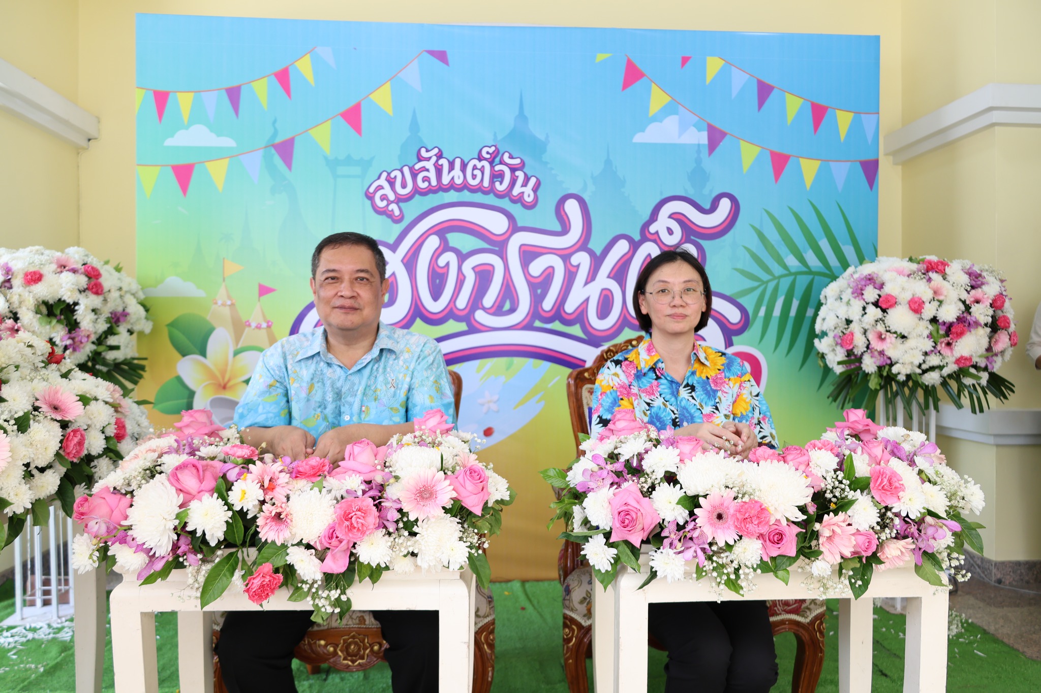 title - กิจกรรมสรงน้ำพระและรดน้ำขอพร “พ่อเมืองปทุมธานี” เนื่องในเทศกาลสงกรานต์ โดย นายพงศธร กาญจนะจิตรา รองผู้ว่าราชการจังหวัดปทุมธานี เป็นผู้แทนข้าราชการ พนักงานรัฐวิสาหกิจ พนักงานส่วนท้องถิ่น และพ่อค้า ประชาชน กล่าวขอพร และ นายเอกวิทย์ มีเพียร ผู้ว่าราชการจังหวัดปทุมธานี
