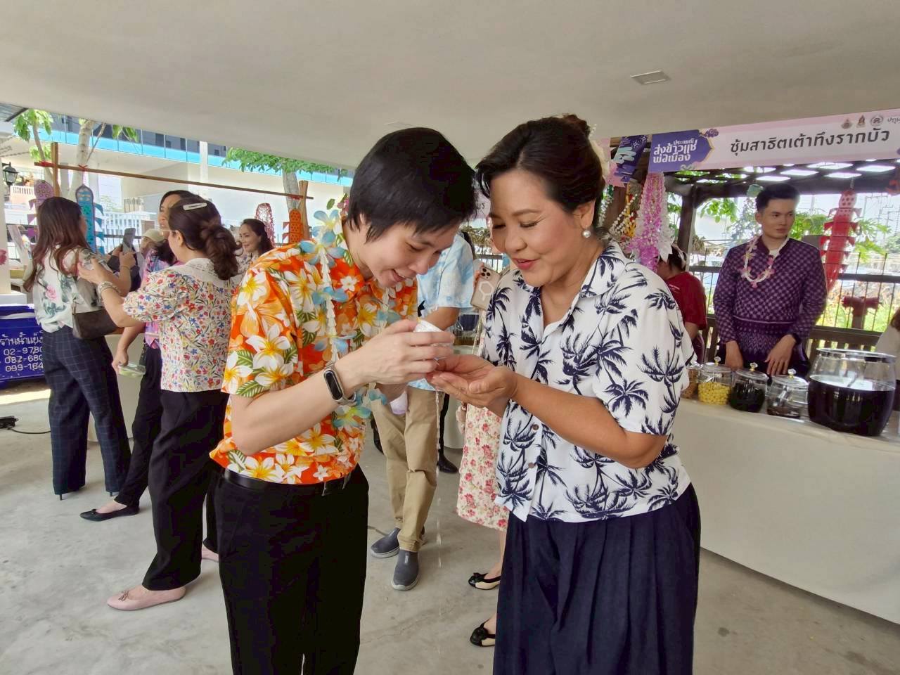 title - กิจกรรมสรงน้ำพระและรดน้ำขอพร “พ่อเมืองปทุมธานี” เนื่องในเทศกาลสงกรานต์ โดย นายพงศธร กาญจนะจิตรา รองผู้ว่าราชการจังหวัดปทุมธานี เป็นผู้แทนข้าราชการ พนักงานรัฐวิสาหกิจ พนักงานส่วนท้องถิ่น และพ่อค้า ประชาชน กล่าวขอพร และ นายเอกวิทย์ มีเพียร ผู้ว่าราชการจังหวัดปทุมธานี