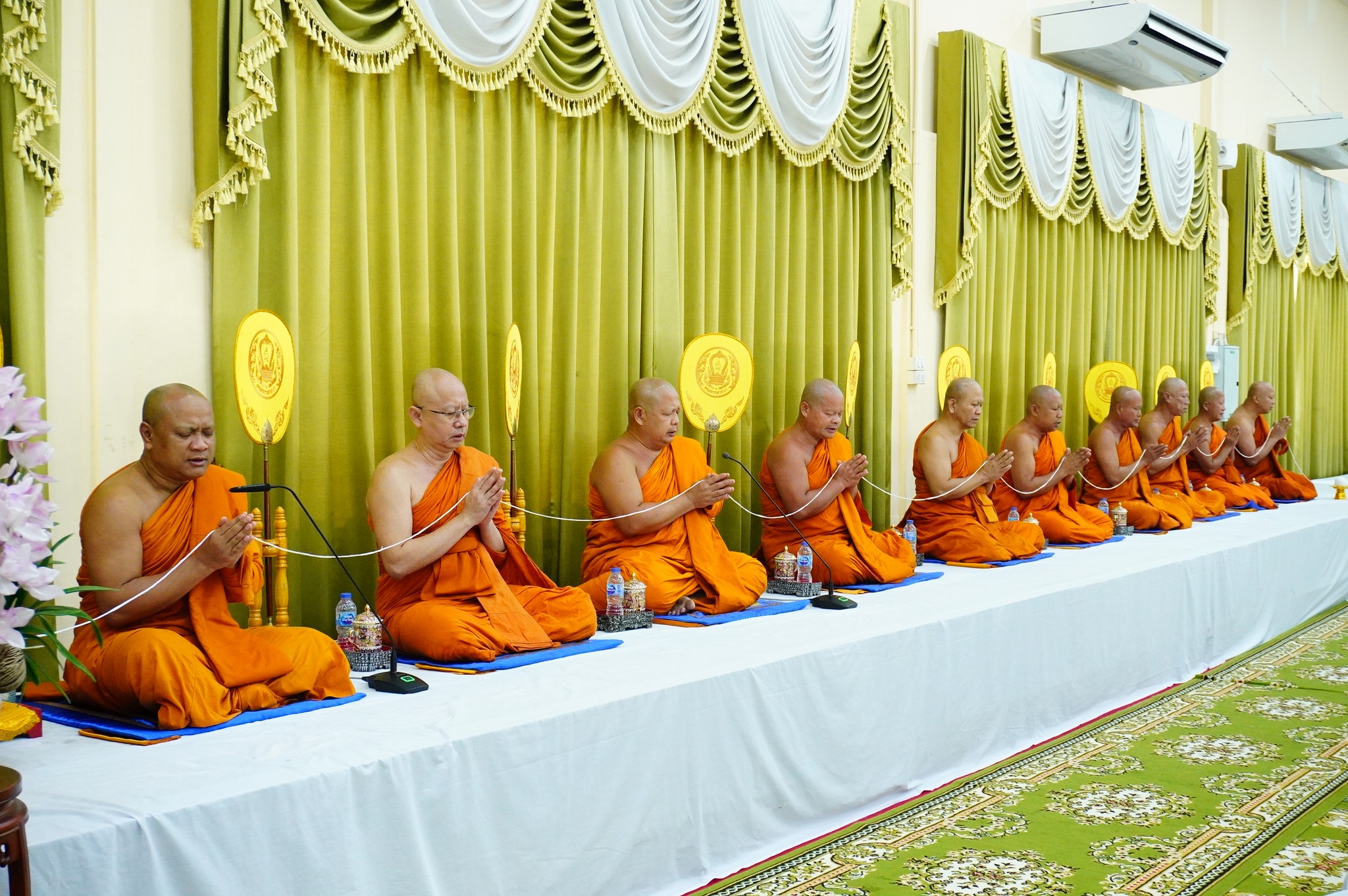 title - เข้าร่วมพิธีเจริญพระพุทธมนต์และทำบุญตักบาตรถวายพระราชกุศลเฉลิมพระเกียรติ สมเด็จพระกนิษฐาธิราชเจ้า กรมสมเด็จพระเทพรัตนราชสุดาฯ สยามบรมราชกุมารี เนื่องในโอกาสวันคล้ายวันพระราชสมภพ ๒ เมษายน ๒๕๖๙, พิธีทอดผ้าป่าสมทบกองทุนพัฒนาเด็กชนบท