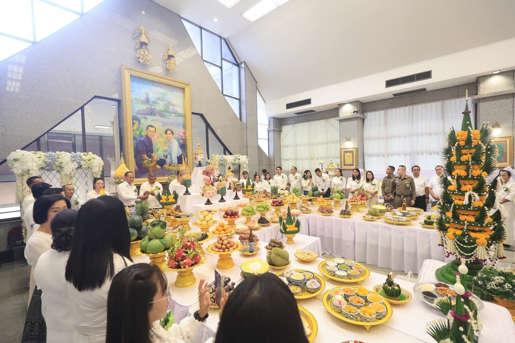 title - เข้าร่วมกิจกรรมไหว้ครูช่างฯ เพื่อเป็นการน้อมรำลึกถึงบุญคุณครู อาจารย์  โดยมี นายเศรษฐเกียรติ กระจ่างวงษ์ เลขาธิการ ส.ป.ก. เป็นประธานในพิธี