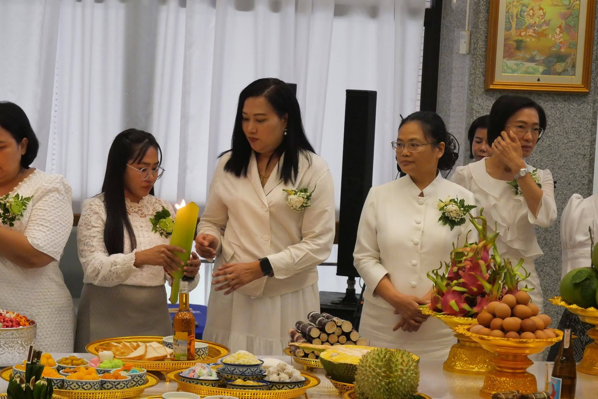title - เข้าร่วมกิจกรรมไหว้ครูช่างฯ เพื่อเป็นการน้อมรำลึกถึงบุญคุณครู อาจารย์  โดยมี นายเศรษฐเกียรติ กระจ่างวงษ์ เลขาธิการ ส.ป.ก. เป็นประธานในพิธี