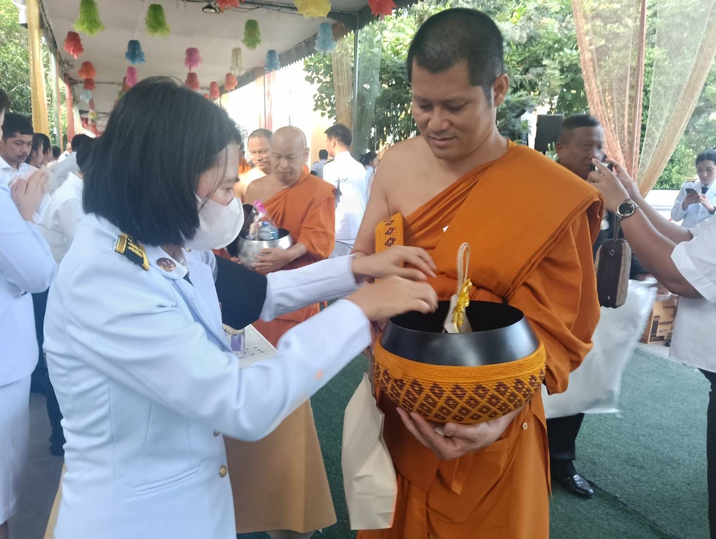 title - เข้าร่วมพิธีสวดพระพุทธมนต์และพิธีทำบุญตักบาตรถวายพระราชกุศล เนื่องในโอกาสการประกาศยกย่องพระเกียรติคุณพระราชกรณียกิจในวาระครบ 100 ปี สมเด็จพระนางเจ้ารำไพพรรณี พระบรมราชินี ในรัชกาลที่ 7 