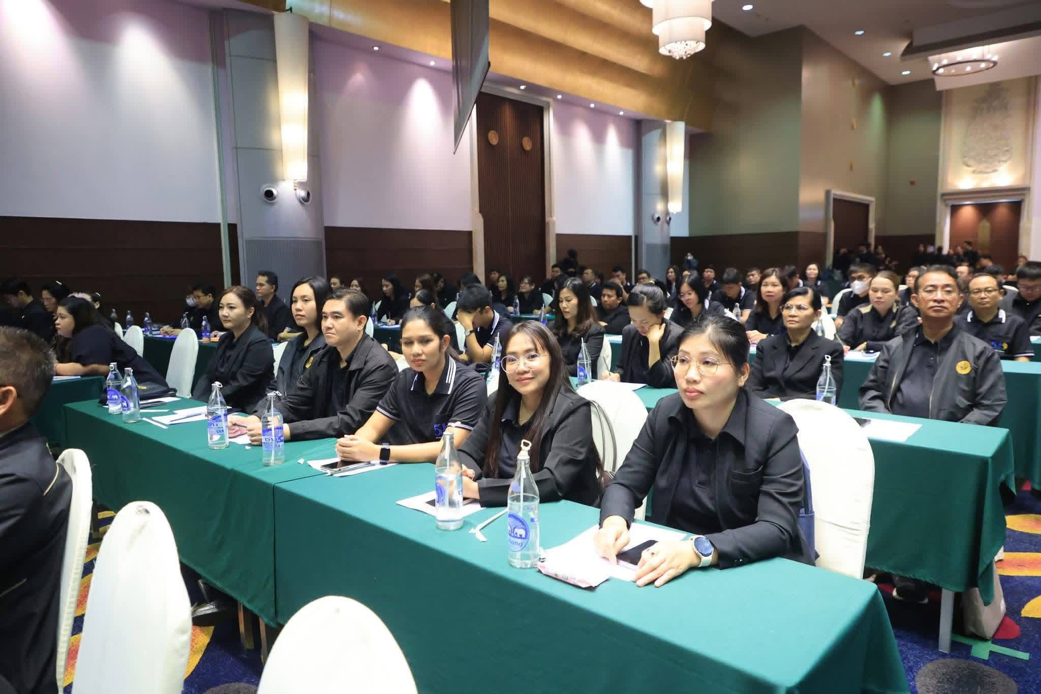 title - รับมอบนโยบาย รัฐมนตรีช่วยว่าการกระทรวงเกษตรและสหกรณ์ ￼นายวัชระพล ขาวขำ   ●เร่งออกโฉนดเพื่อการเกษตร 2 แสน ภายในปี 2570 ●จัดที่ดินตามข้อ 62 แก้ปัญหาที่ดินเปลี่ยนมือ