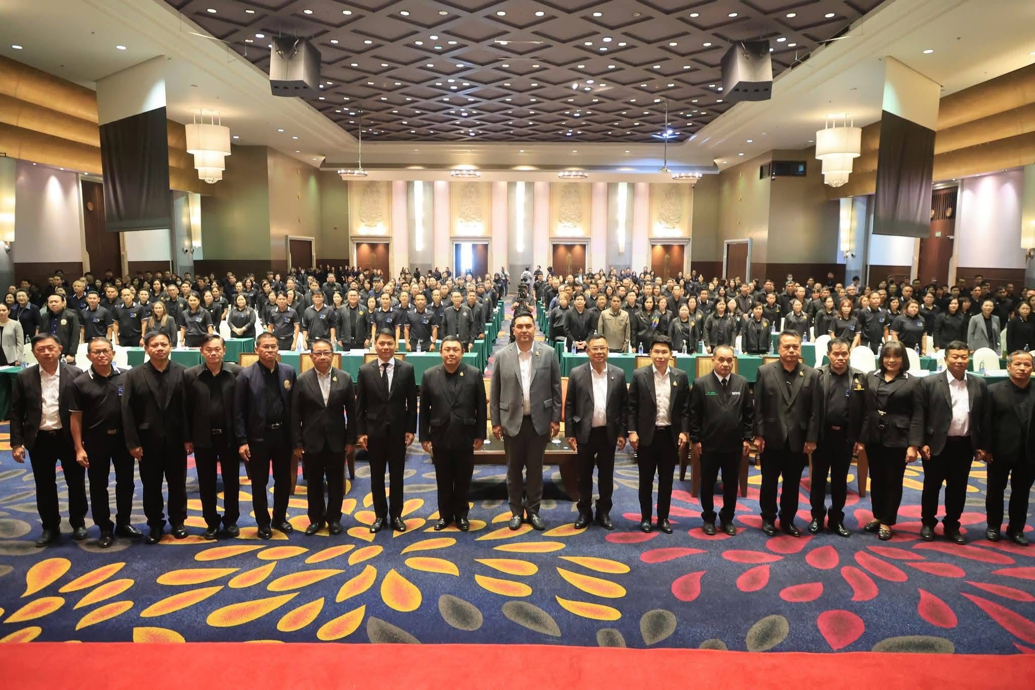 title - รับมอบนโยบาย รัฐมนตรีช่วยว่าการกระทรวงเกษตรและสหกรณ์ ￼นายวัชระพล ขาวขำ   ●เร่งออกโฉนดเพื่อการเกษตร 2 แสน ภายในปี 2570 ●จัดที่ดินตามข้อ 62 แก้ปัญหาที่ดินเปลี่ยนมือ
